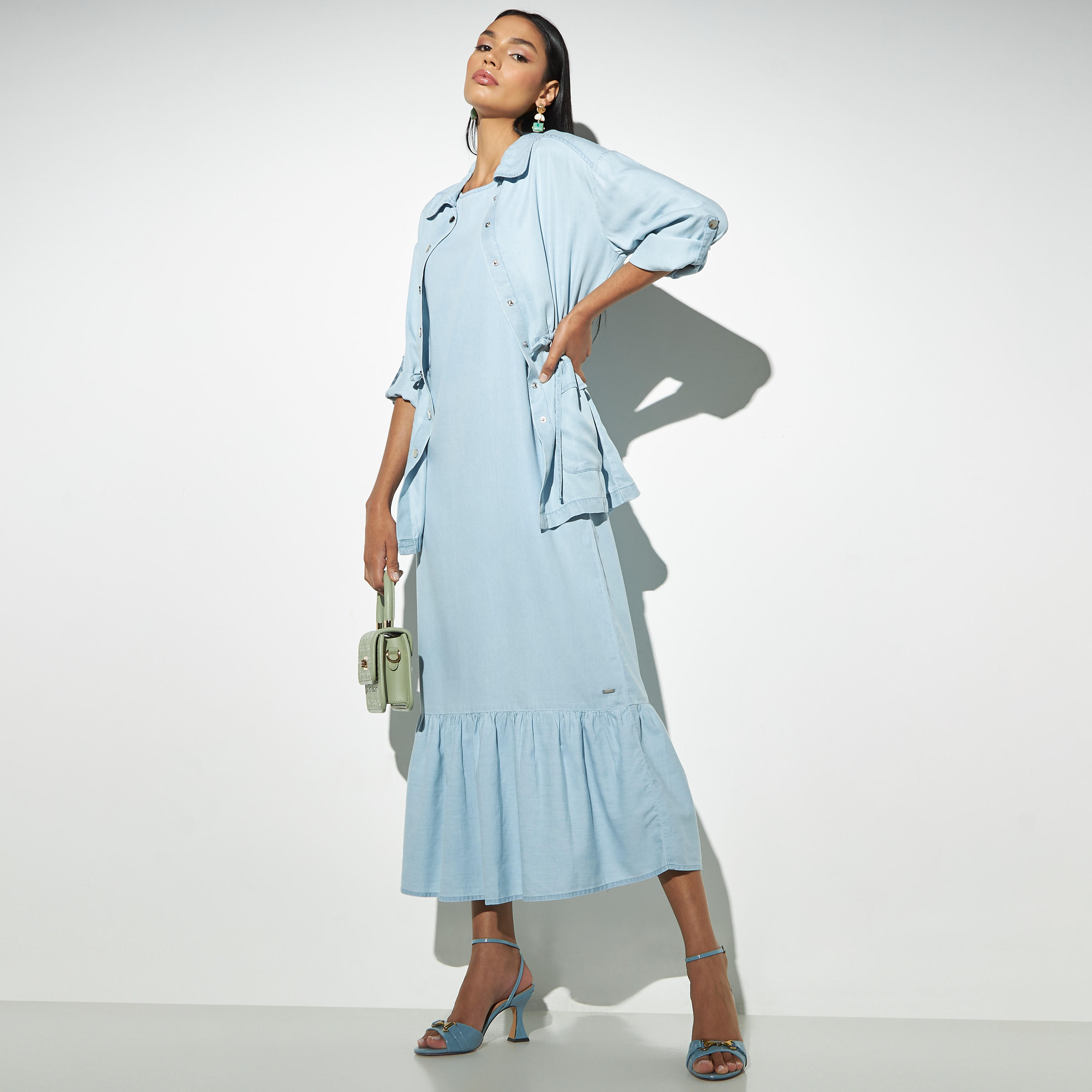 فستان دينم طويل سادة دون أكمام بجيوب وحواف انسيابية-women-clothing-dresses-image-1