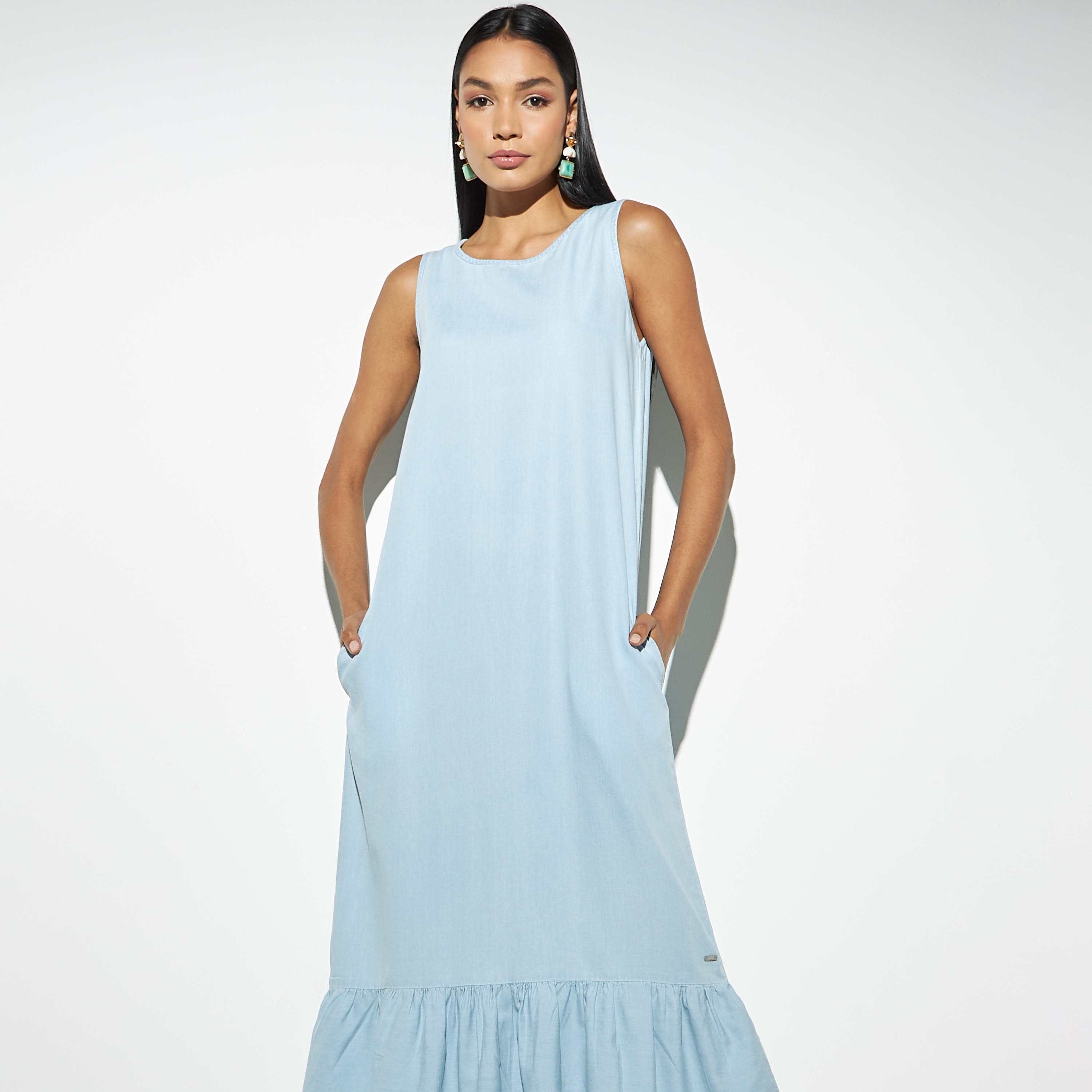 فستان دينم طويل سادة دون أكمام بجيوب وحواف انسيابية-women-clothing-dresses-image-2