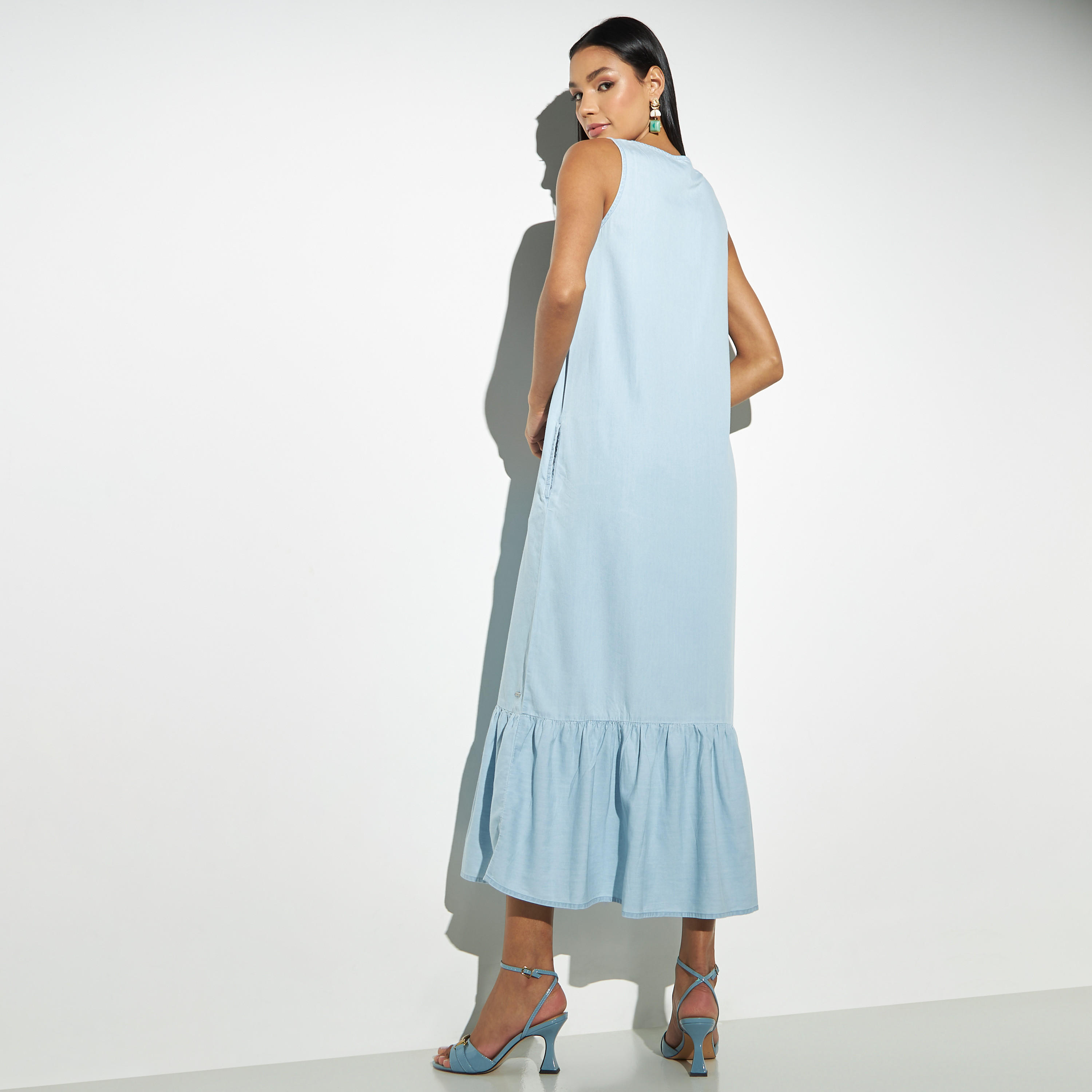 فستان دينم طويل سادة دون أكمام بجيوب وحواف انسيابية-women-clothing-dresses-image-3