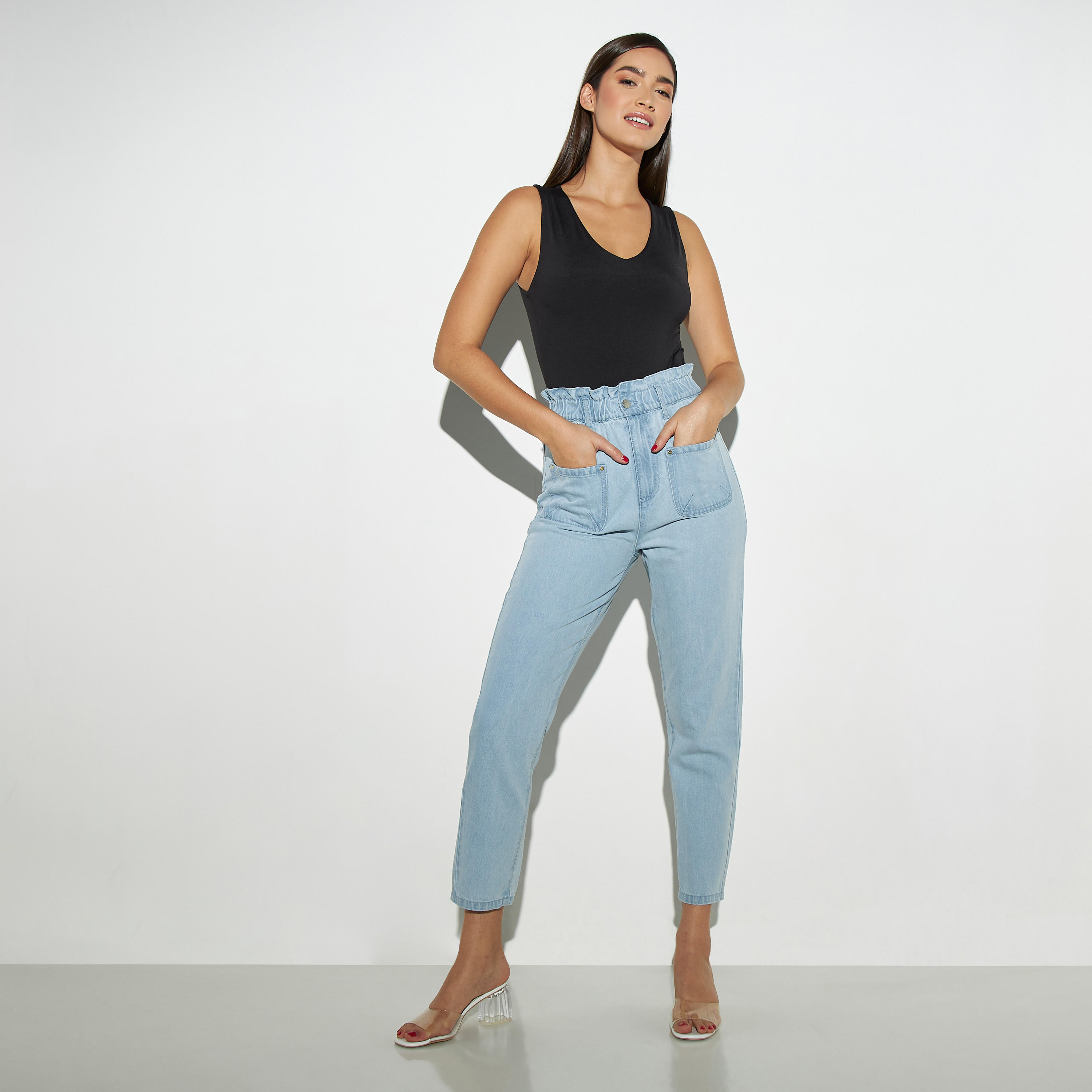 بنطلون جينز سلوشي بخصر بيبرباج وقصة مريحة-women-clothing-bottoms-jeans-image-2