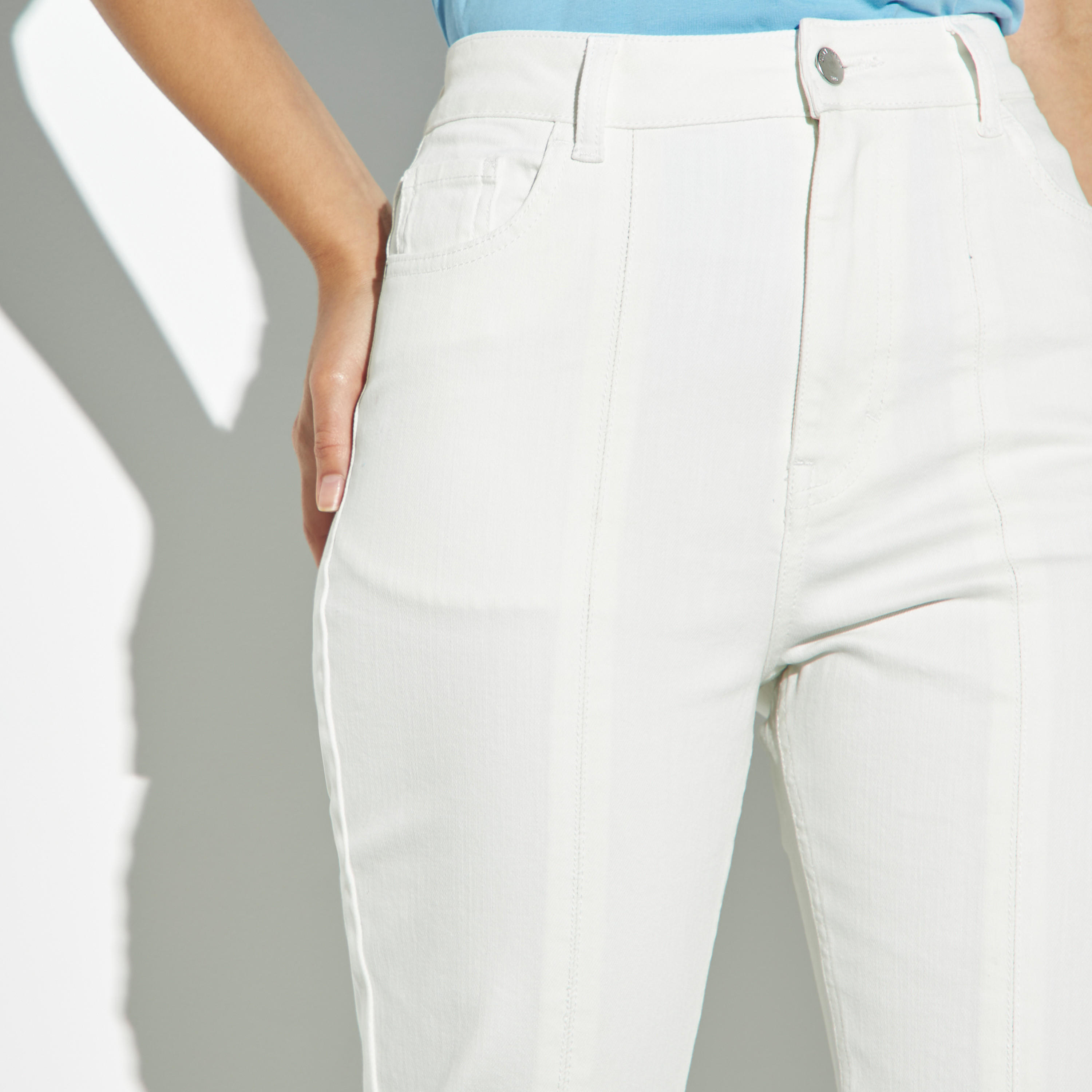 بنطلون جينز سادة بخصر مرتفع وأرجل واسعة مع تفاصيل فتحة-women-clothing-bottoms-jeans-image-4