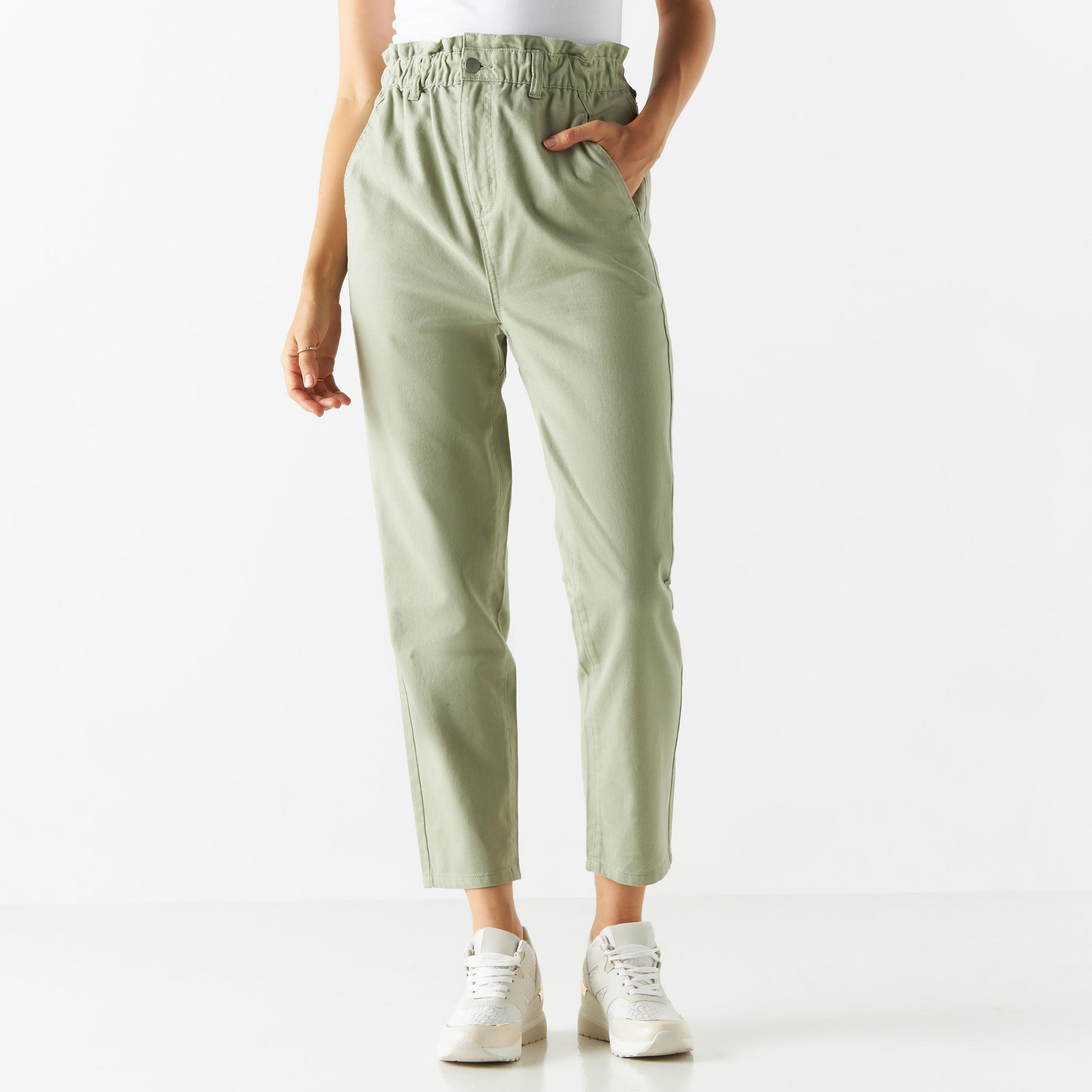 بنطلون جينز سادة بخصر بيبرباج وجيوب-women-clothing-bottoms-jeans-image-4
