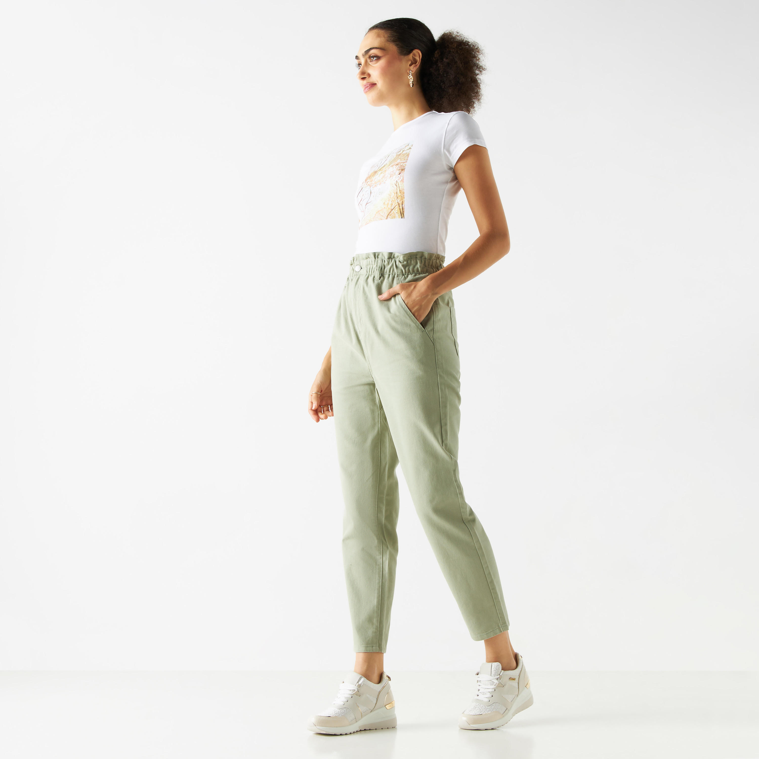 بنطلون جينز سادة بخصر بيبرباج وجيوب-women-clothing-bottoms-jeans-image-3