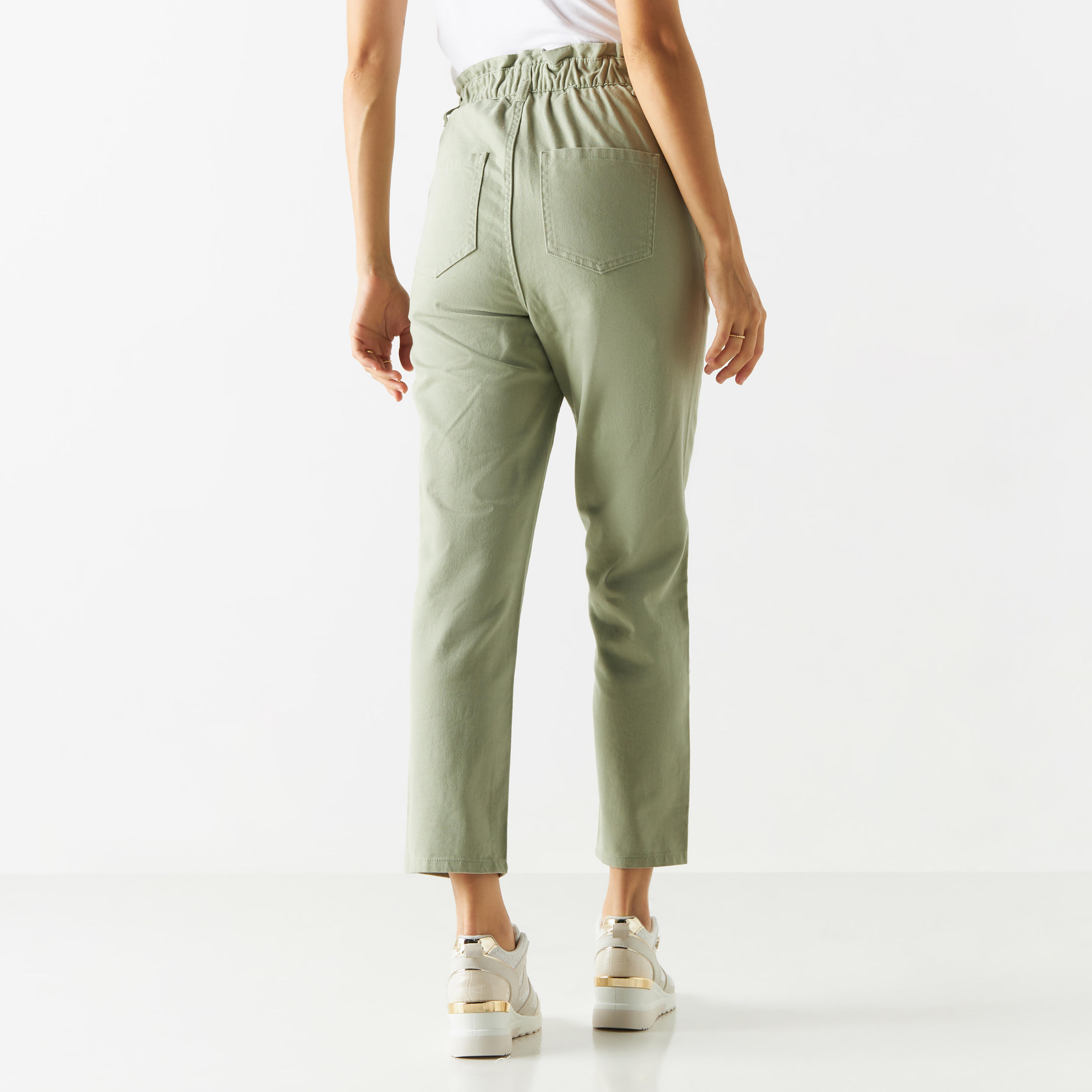 بنطلون جينز سادة بخصر بيبرباج وجيوب-women-clothing-bottoms-jeans-image-2