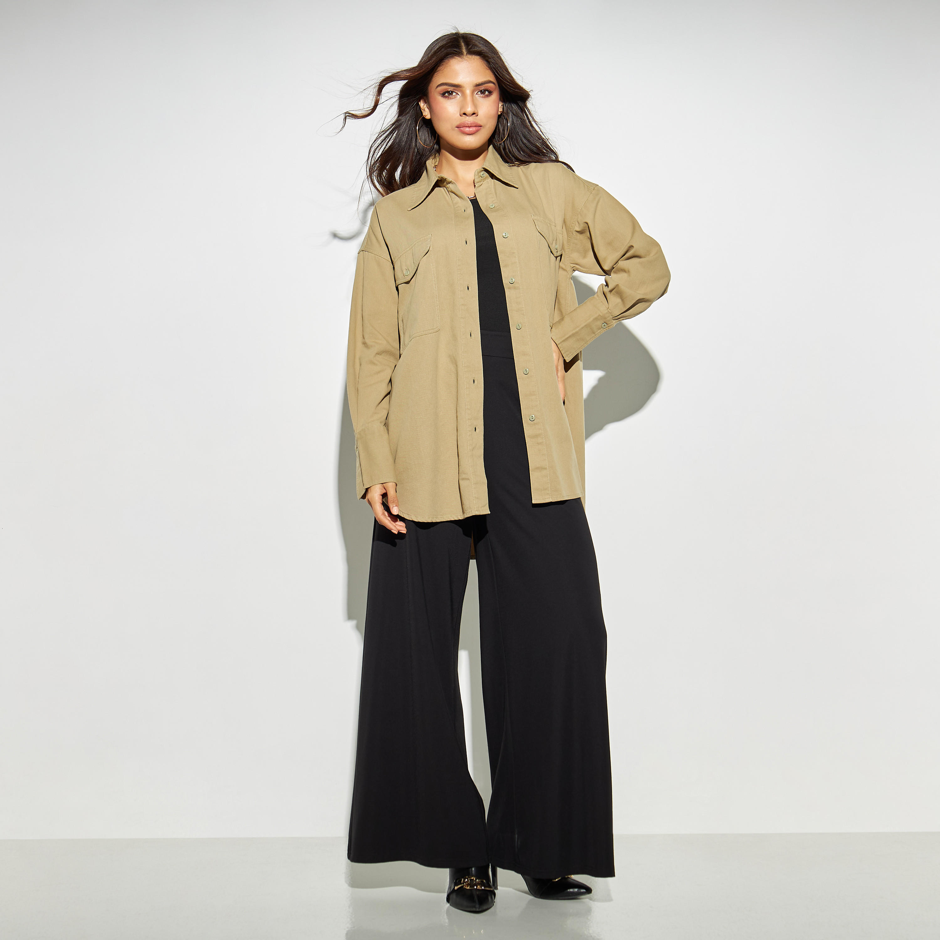 قميص دنيم سادة بجيوب وأكمام طويلة وحواف غير متماثلة-women-clothing-shirtsandblouses-shirts-image-2