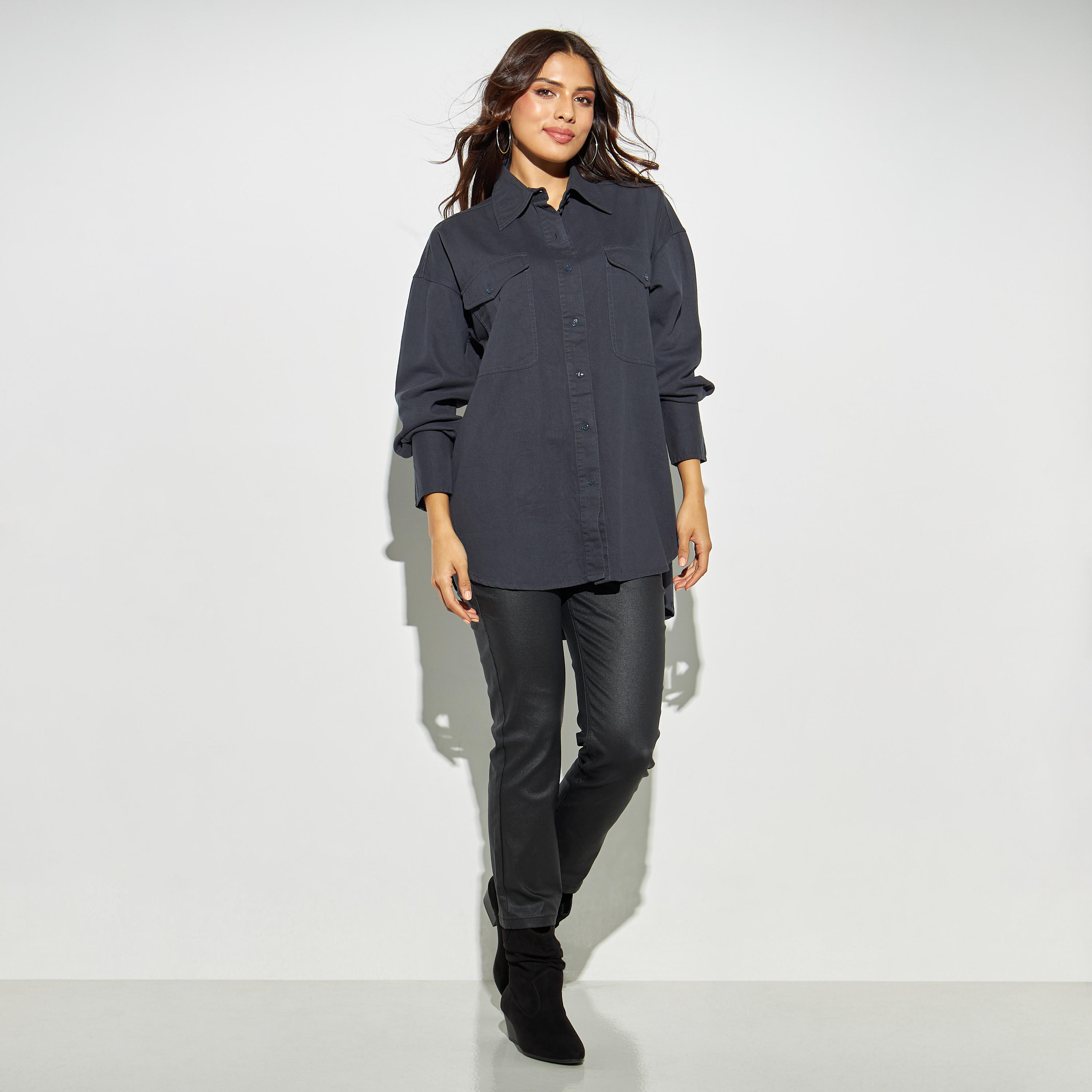 قميص دنيم سادة بجيوب وأكمام طويلة وحواف غير متماثلة-women-clothing-shirtsandblouses-shirts-image-2