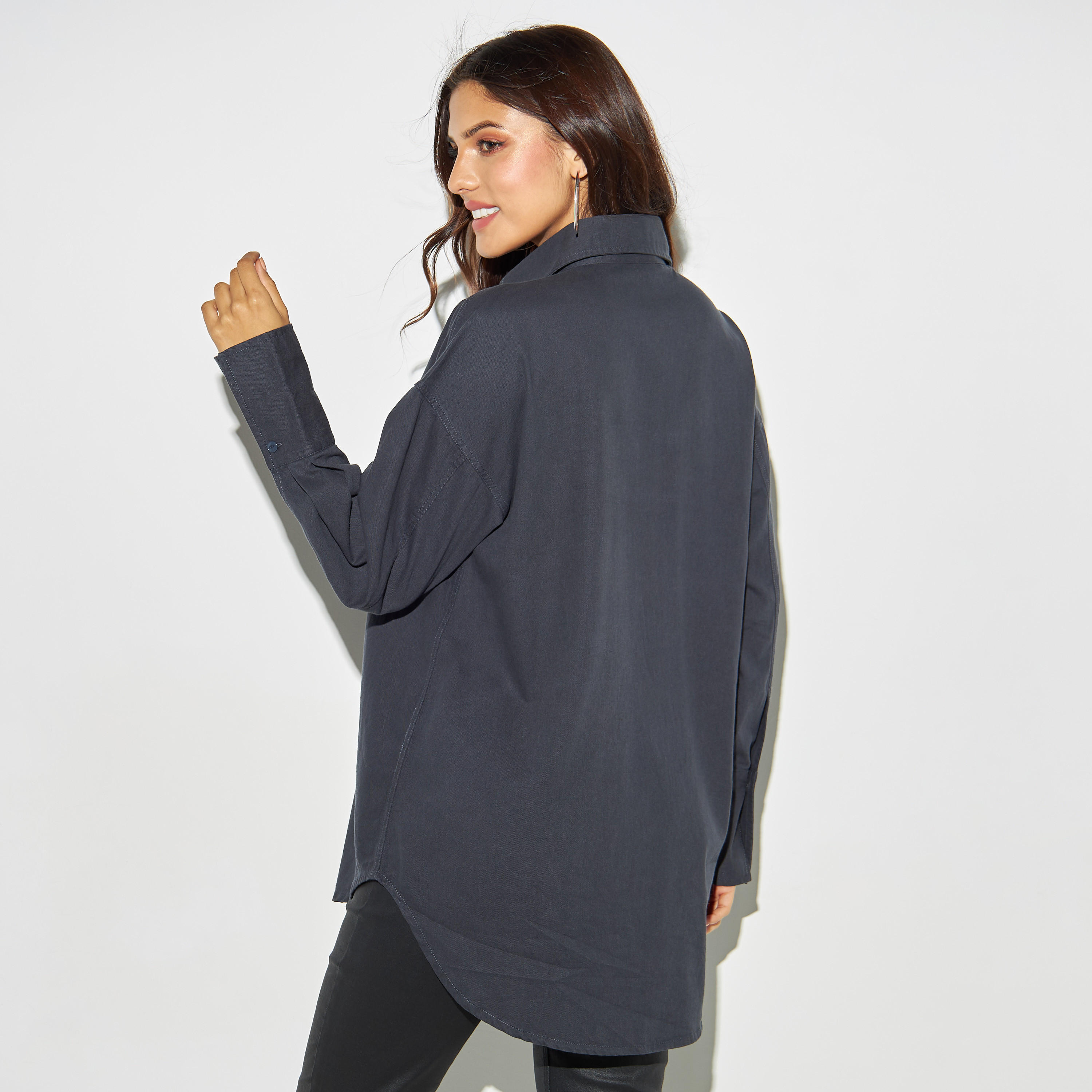 قميص دنيم سادة بجيوب وأكمام طويلة وحواف غير متماثلة-women-clothing-shirtsandblouses-shirts-image-3