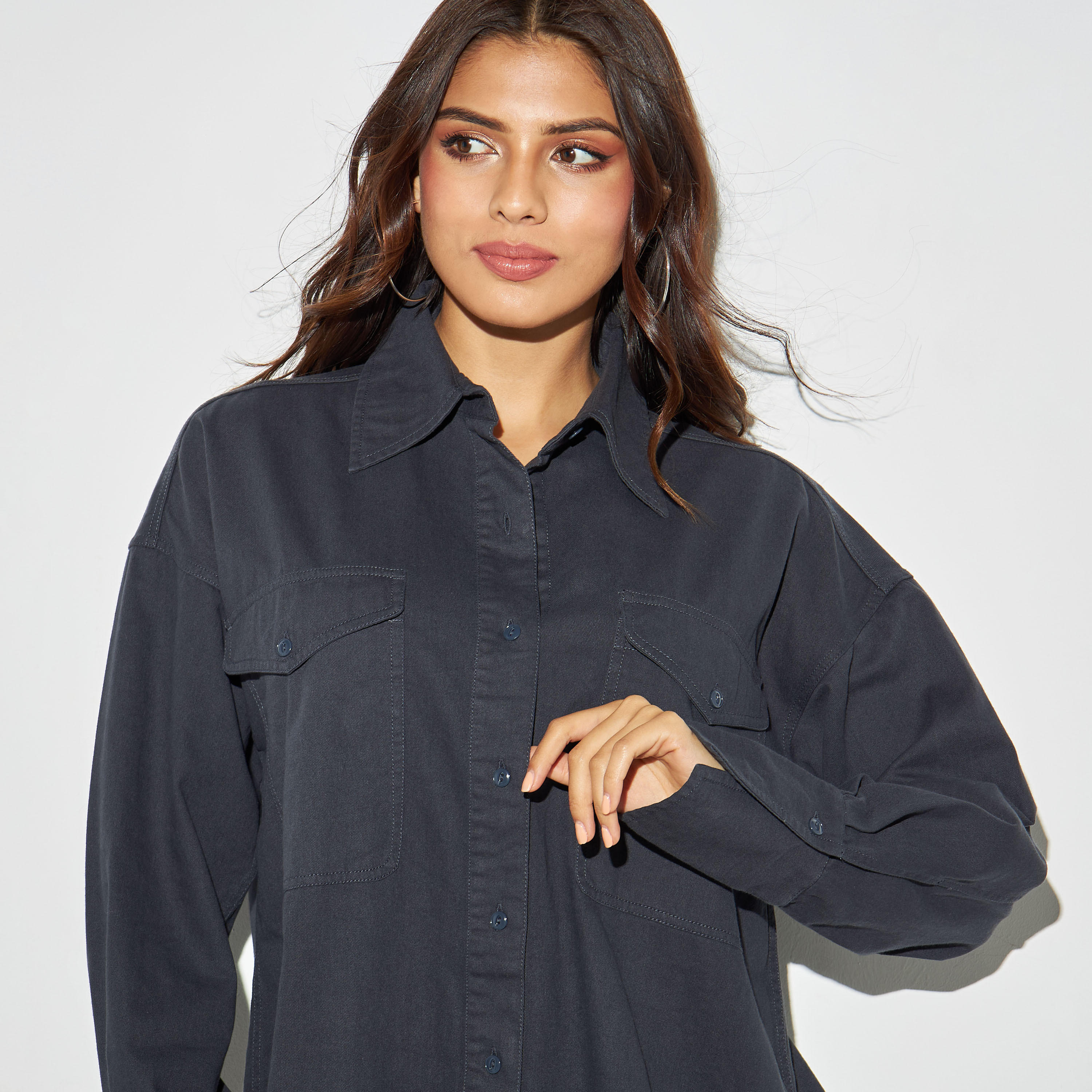 قميص دنيم سادة بجيوب وأكمام طويلة وحواف غير متماثلة-women-clothing-shirtsandblouses-shirts-image-4