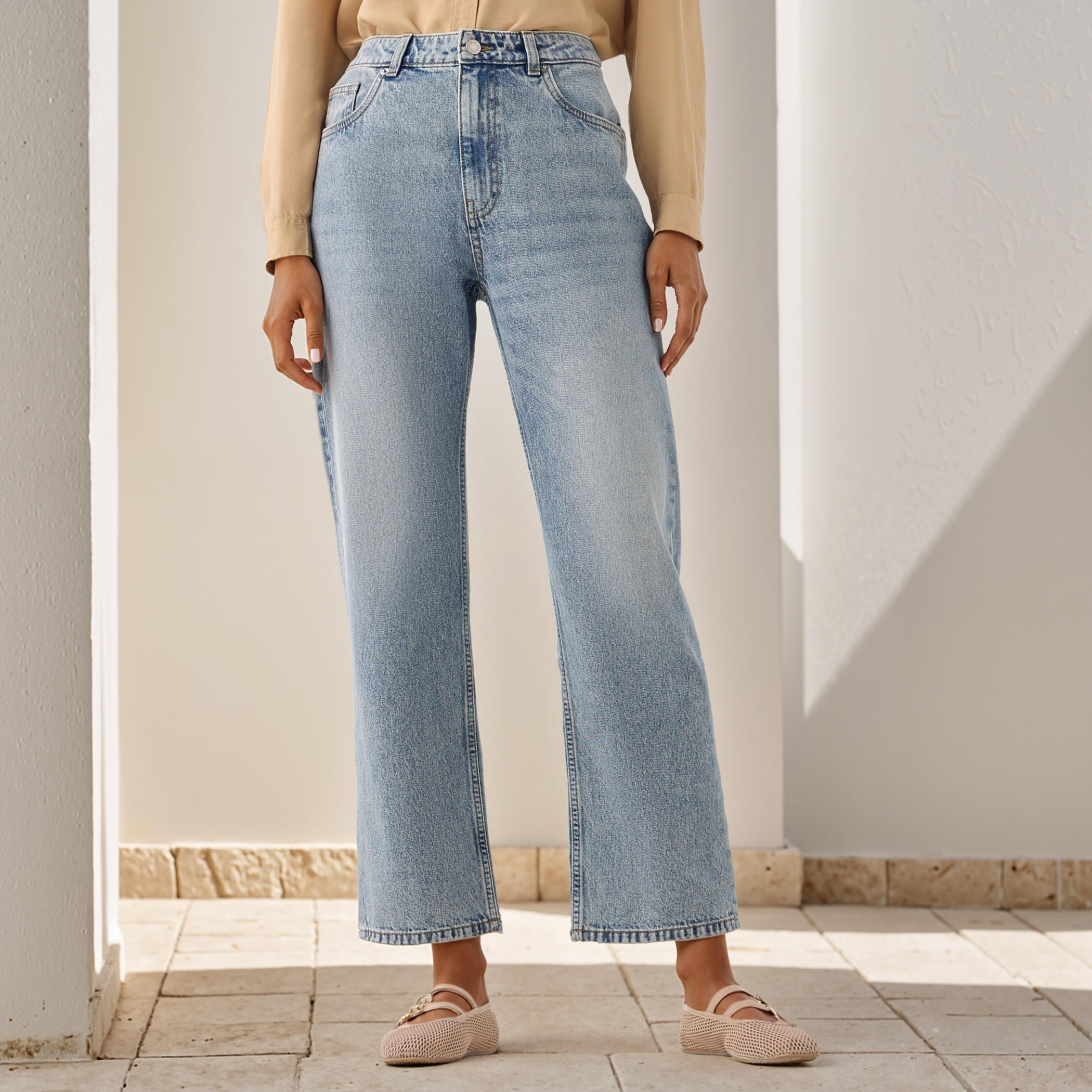 بنطلون جينز بارز الملمس بخصر عالي وقصّة مستقيمة مع زر إغلاق-women-clothing-bottoms-jeans-image-1