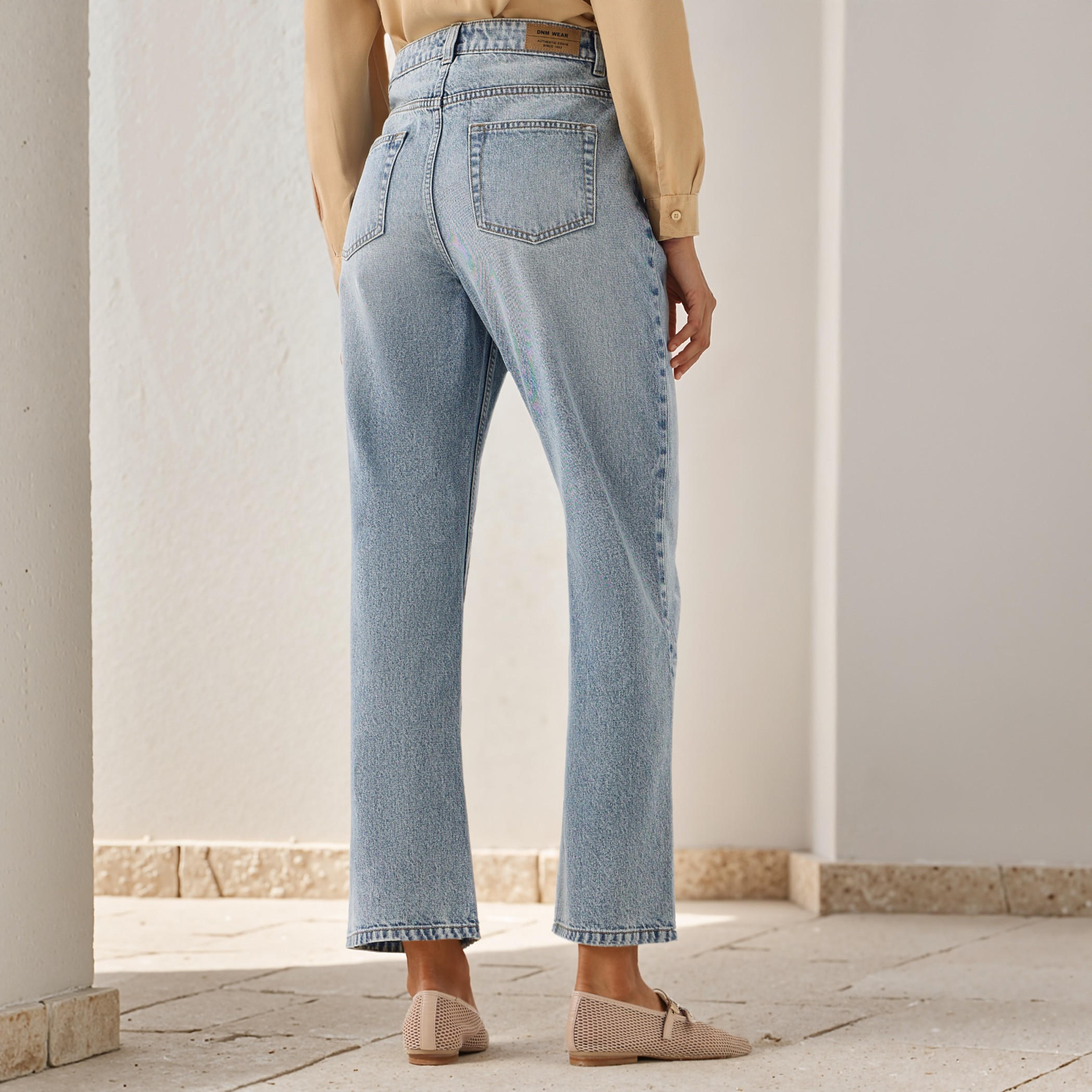 بنطلون جينز بارز الملمس بخصر عالي وقصّة مستقيمة مع زر إغلاق-women-clothing-bottoms-jeans-image-3