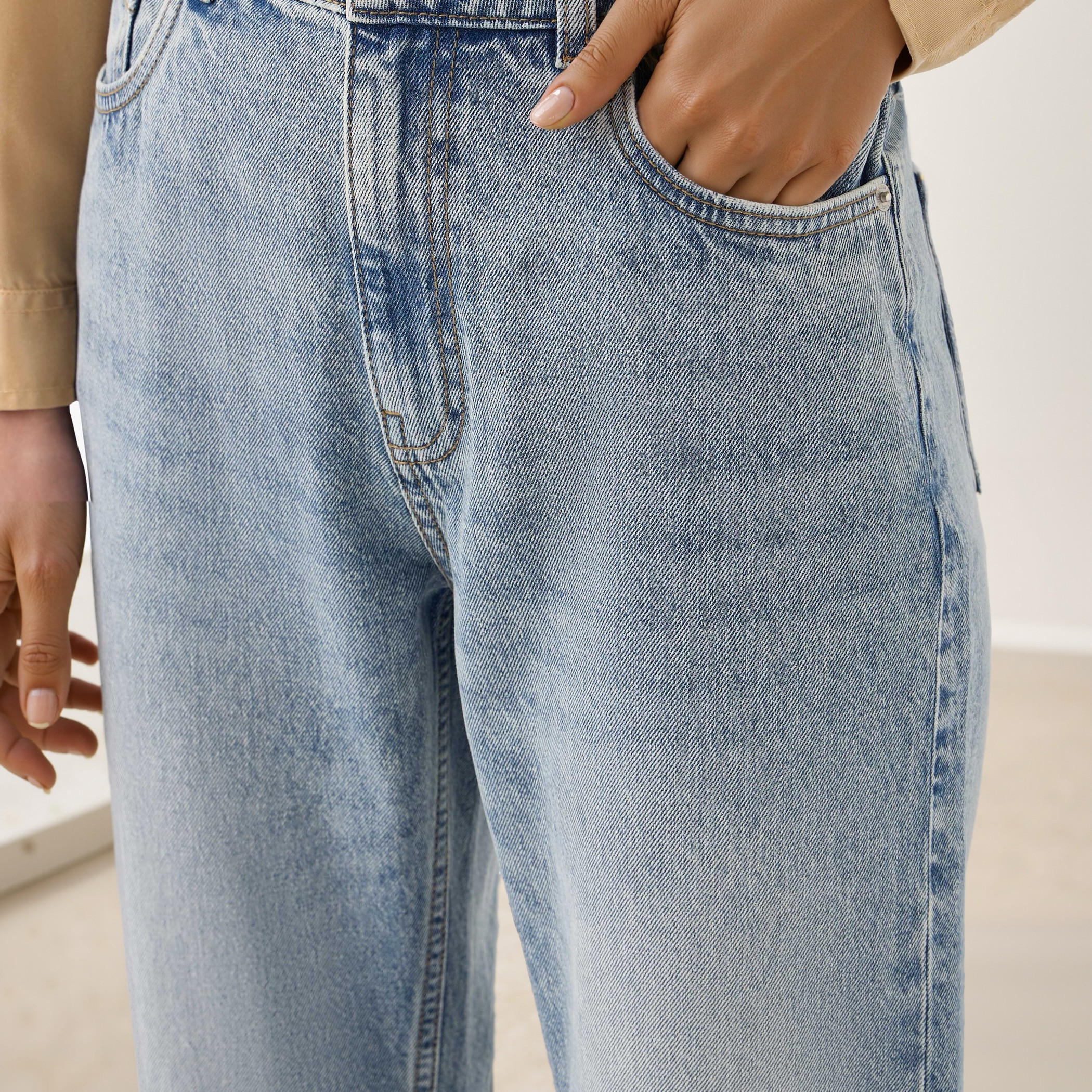 بنطلون جينز بارز الملمس بخصر عالي وقصّة مستقيمة مع زر إغلاق-women-clothing-bottoms-jeans-image-4