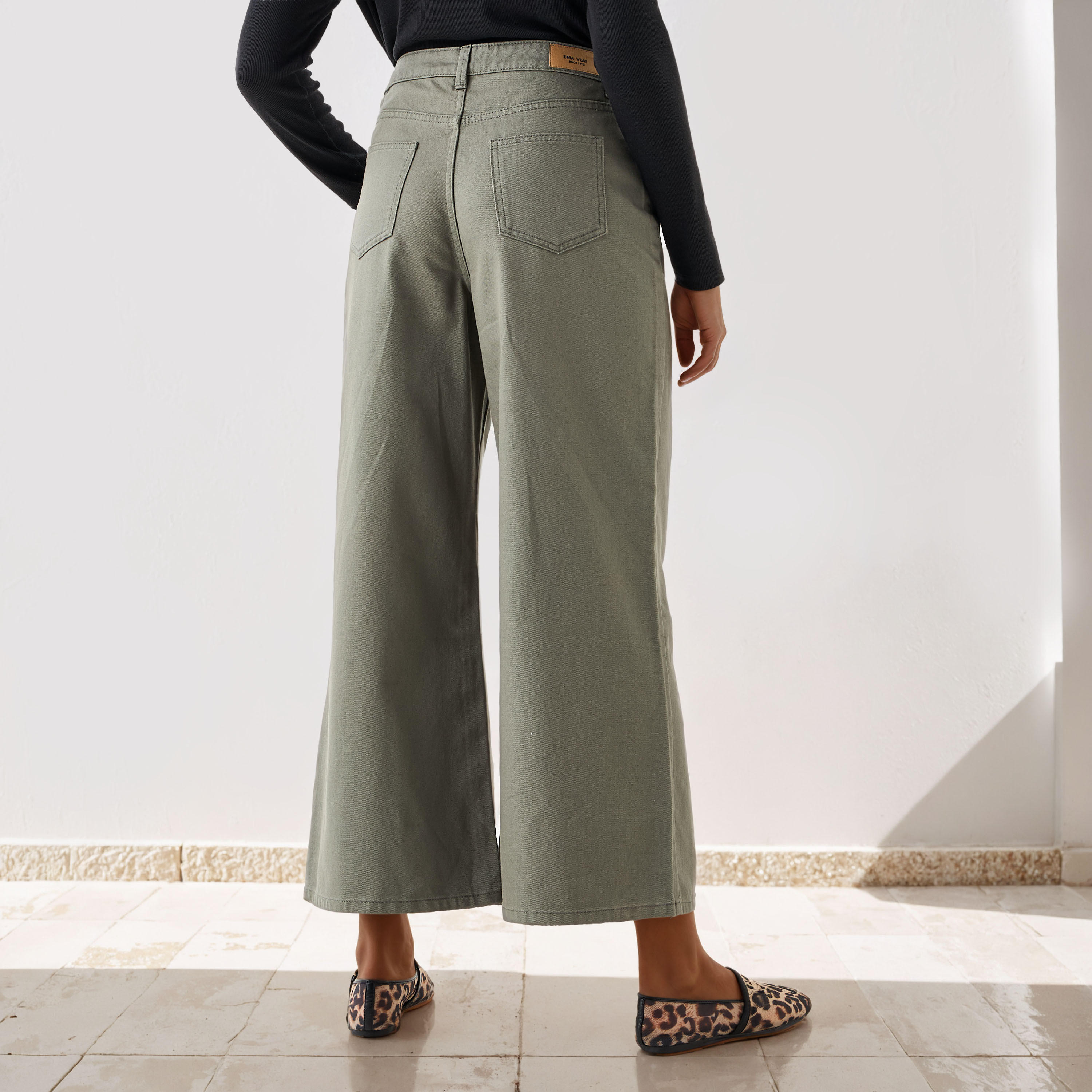 Cropped Wide Leg Jeans with Pockets-women-clothing-bottoms-jeans-image-3