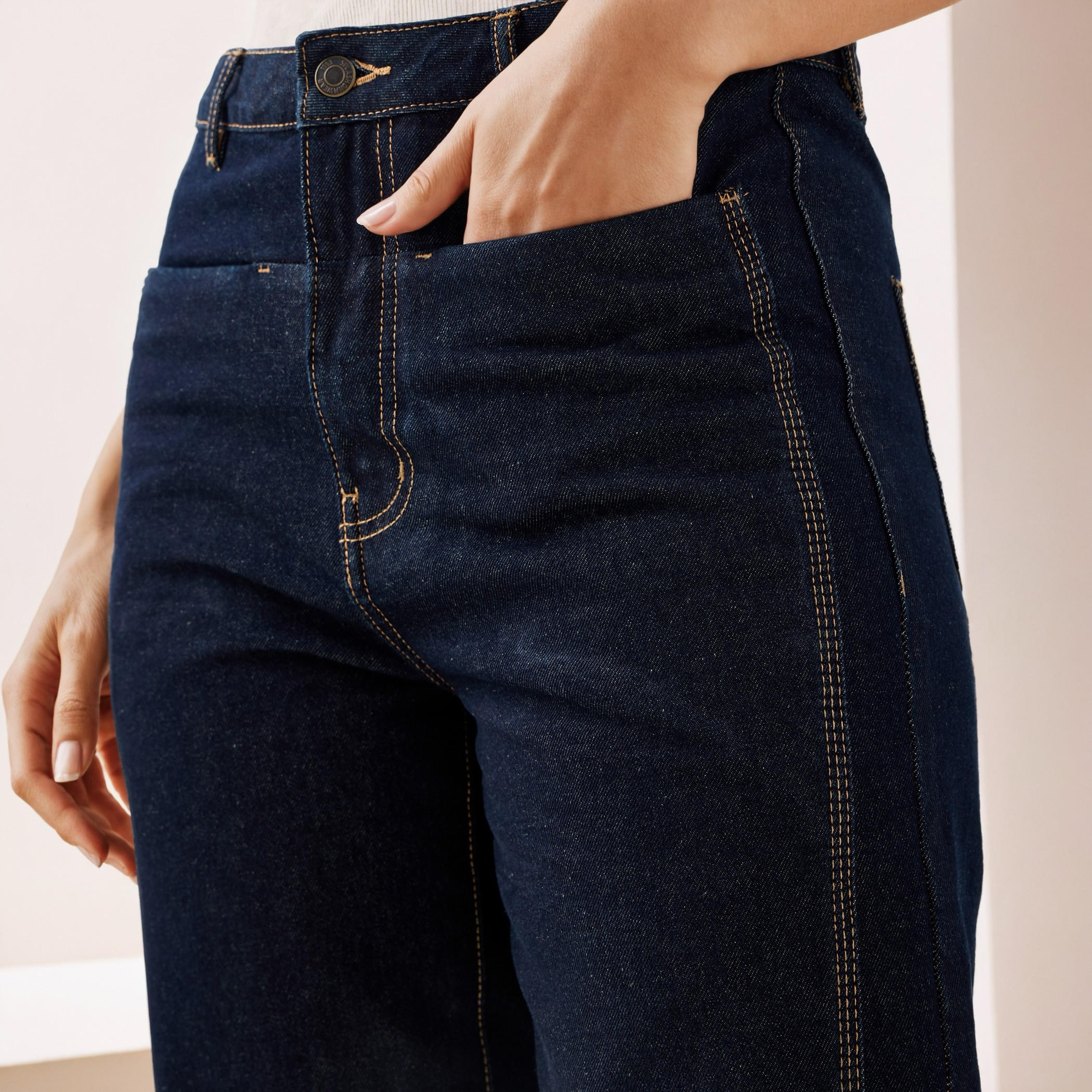 بنطلون جينز بقصة مستقيمة-women-clothing-bottoms-jeans-image-4