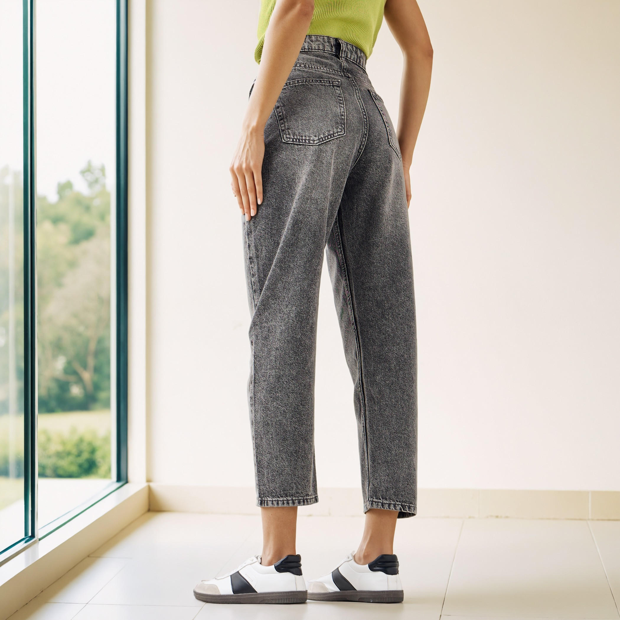 بنطلون جينز بقصة موم وخصر عالي مع جيوب-women-clothing-bottoms-jeans-image-3