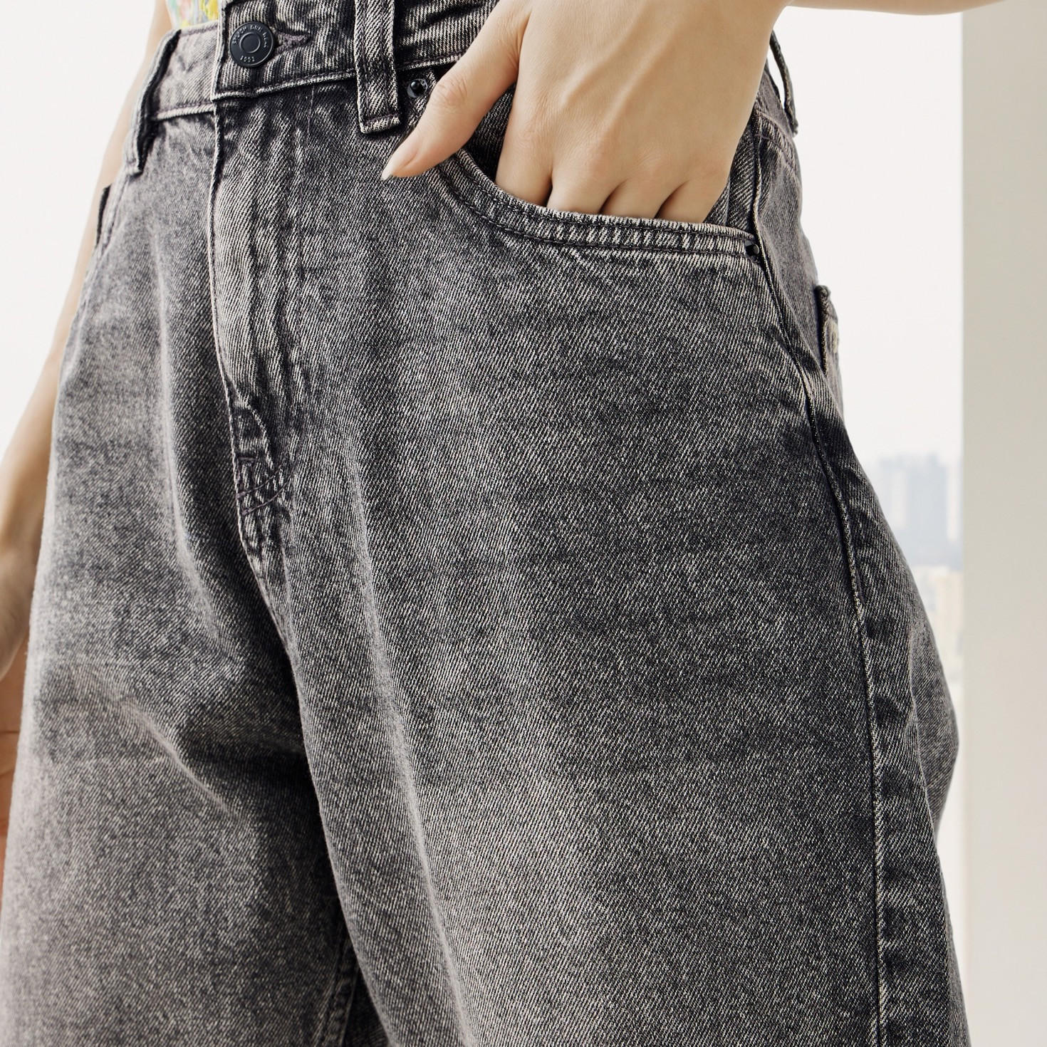 بنطلون جينز بقصة موم وخصر عالي مع جيوب-women-clothing-bottoms-jeans-image-4