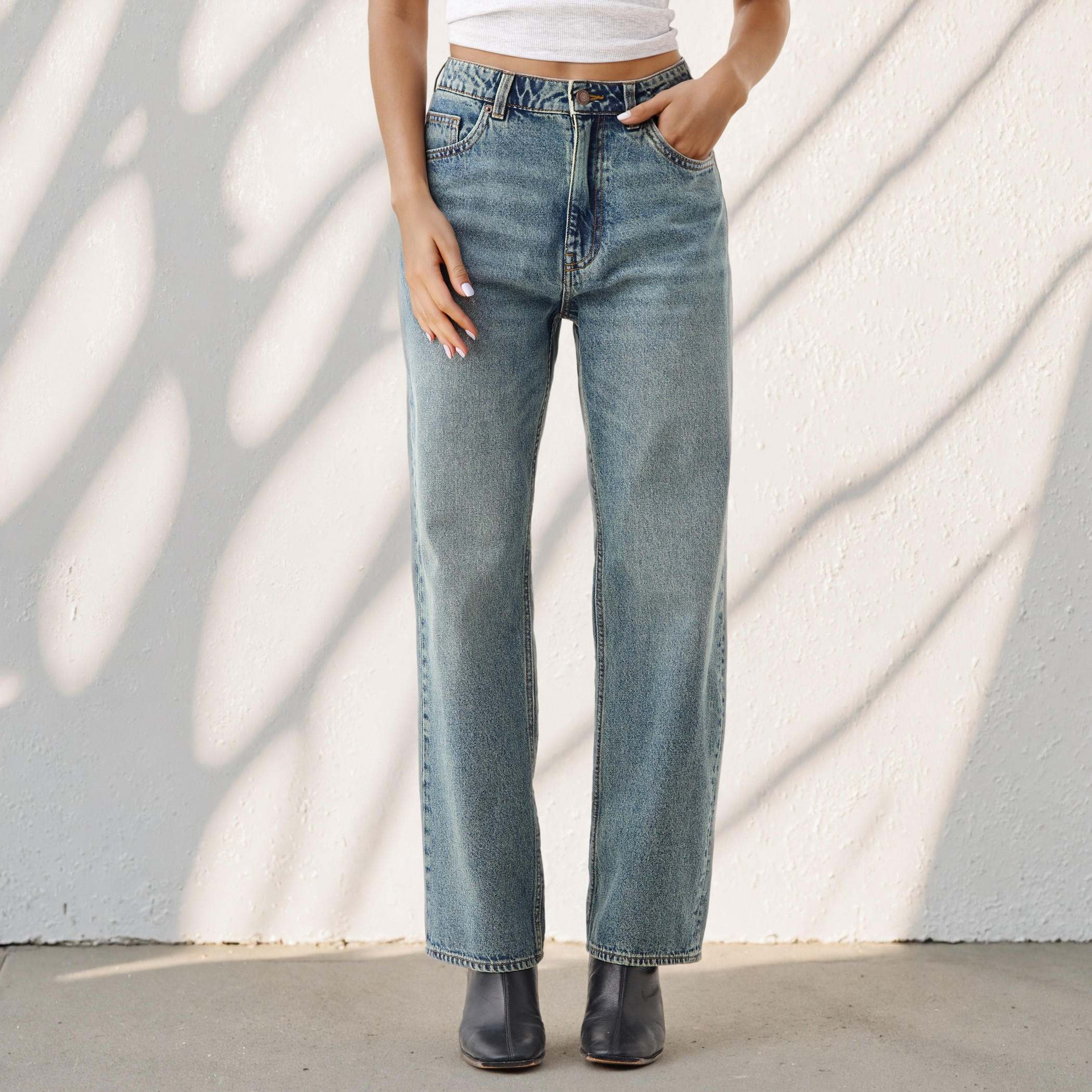 بنطلون جينز بقصة مستقيمة وخصر عالي-women-clothing-bottoms-jeans-image-5