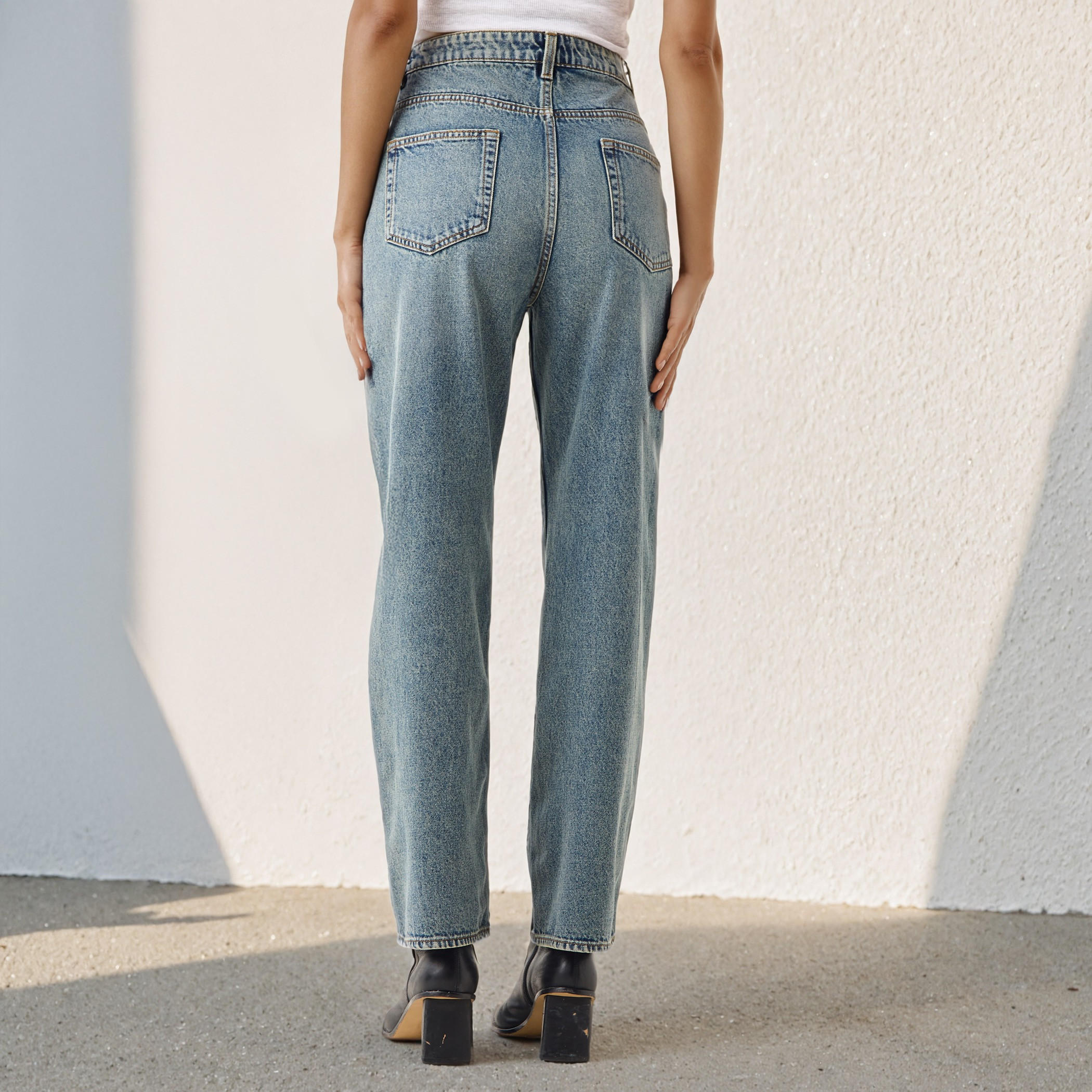 بنطلون جينز بقصة مستقيمة وخصر عالي-women-clothing-bottoms-jeans-image-3
