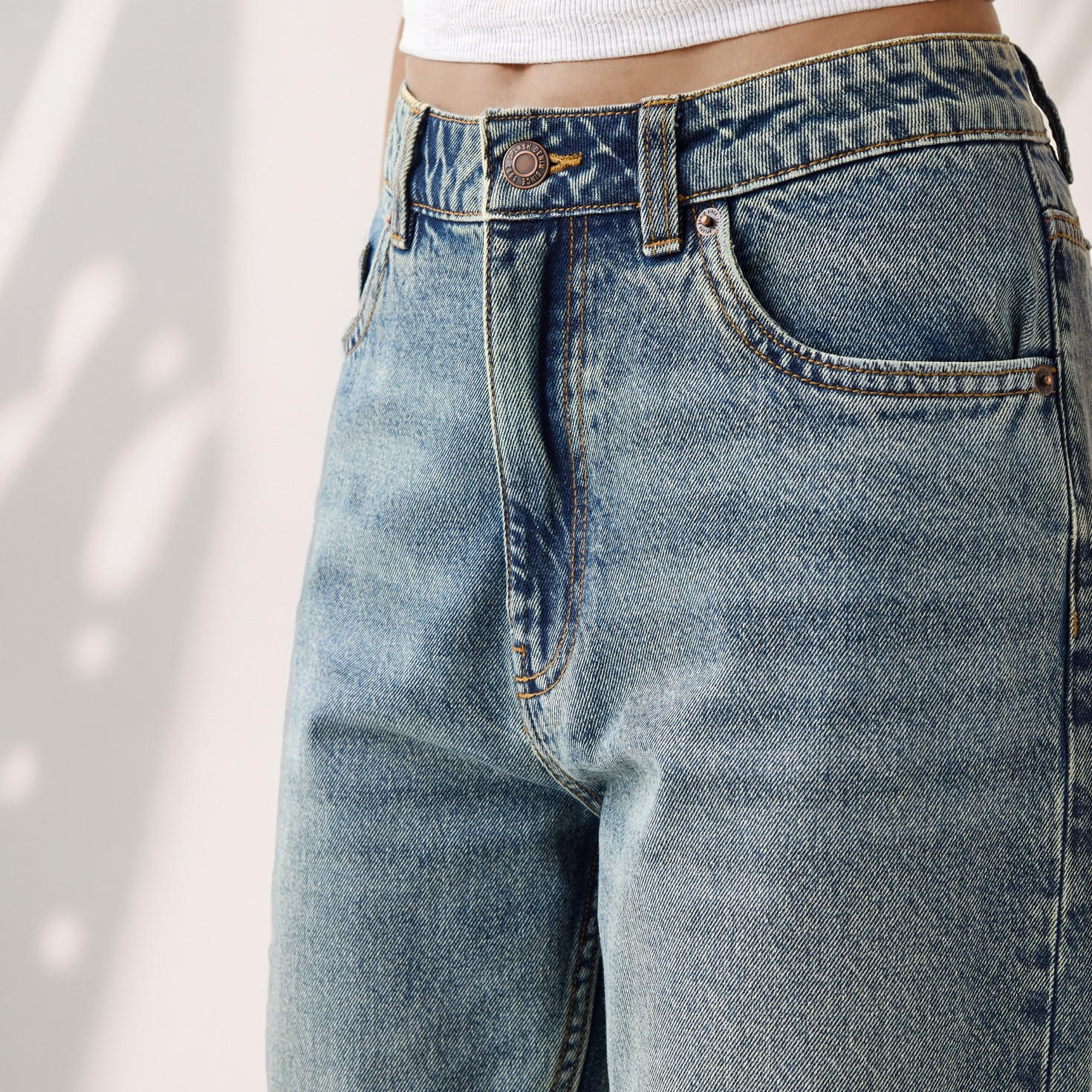 بنطلون جينز بقصة مستقيمة وخصر عالي-women-clothing-bottoms-jeans-image-2