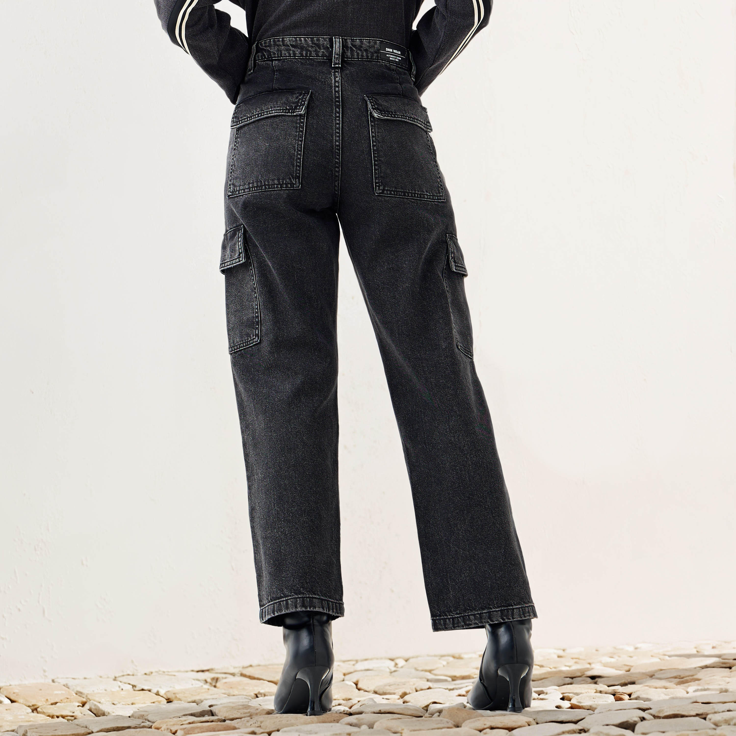 جينز قطني بقصة مستقيمة وجيوب-women-clothing-bottoms-jeans-image-3