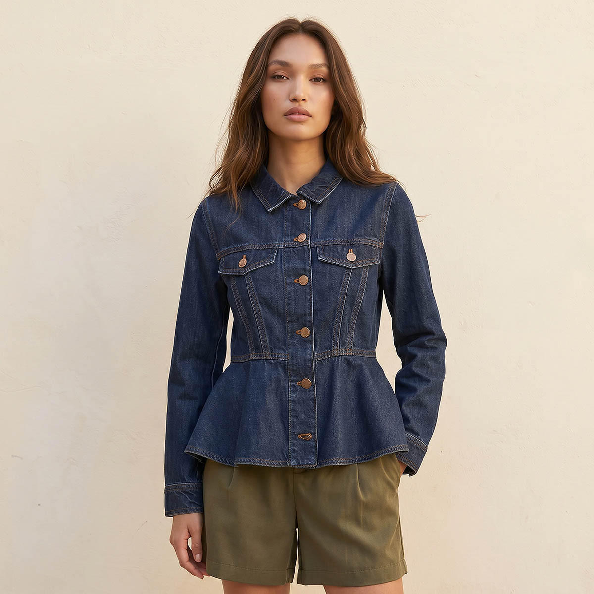 بلوزة قطنية بتصميم بيبلم وجيوب بطية من لي كوبر-women-clothing-shirtsandblouses-blouses-image-1