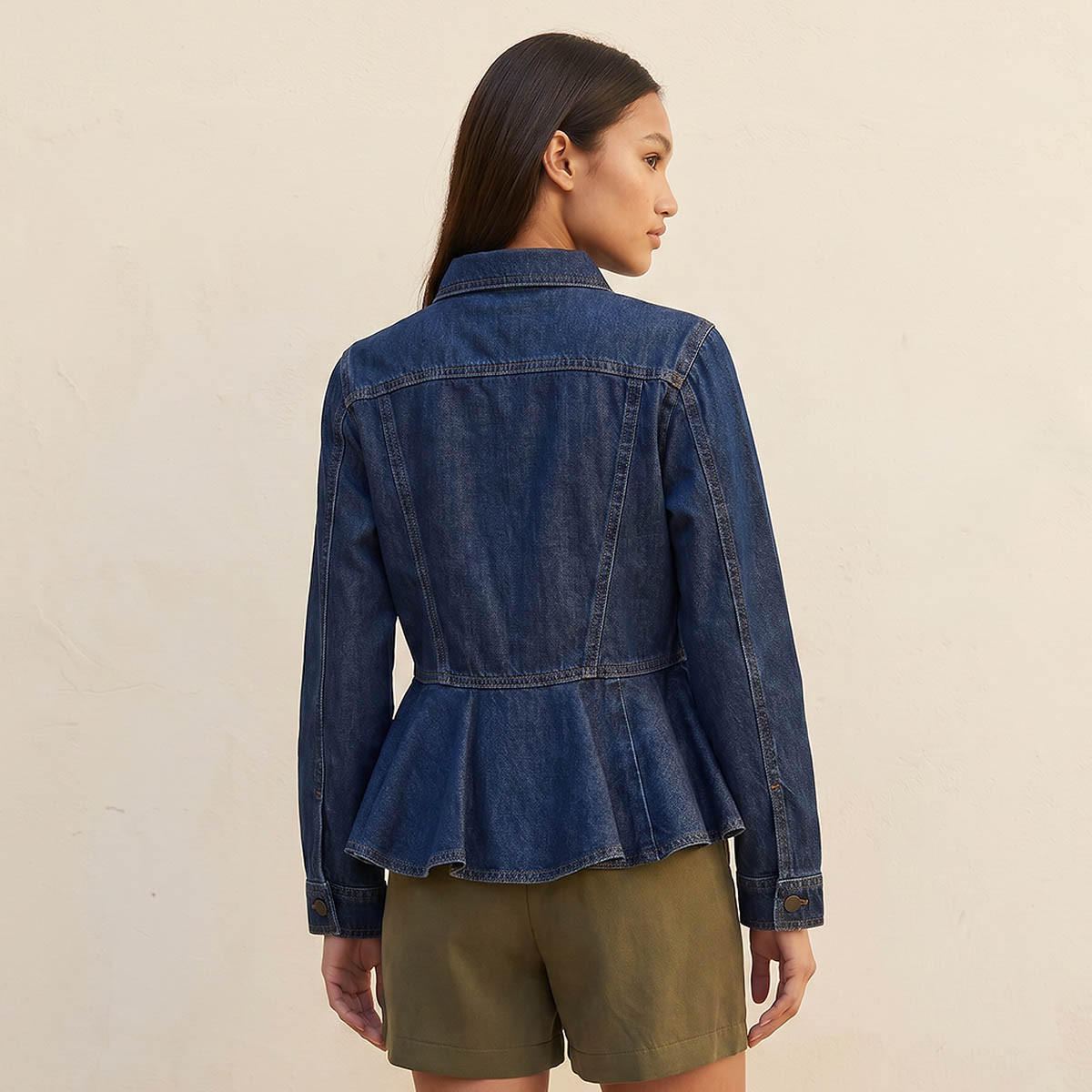 بلوزة قطنية بتصميم بيبلم وجيوب بطية من لي كوبر-women-clothing-shirtsandblouses-blouses-image-4