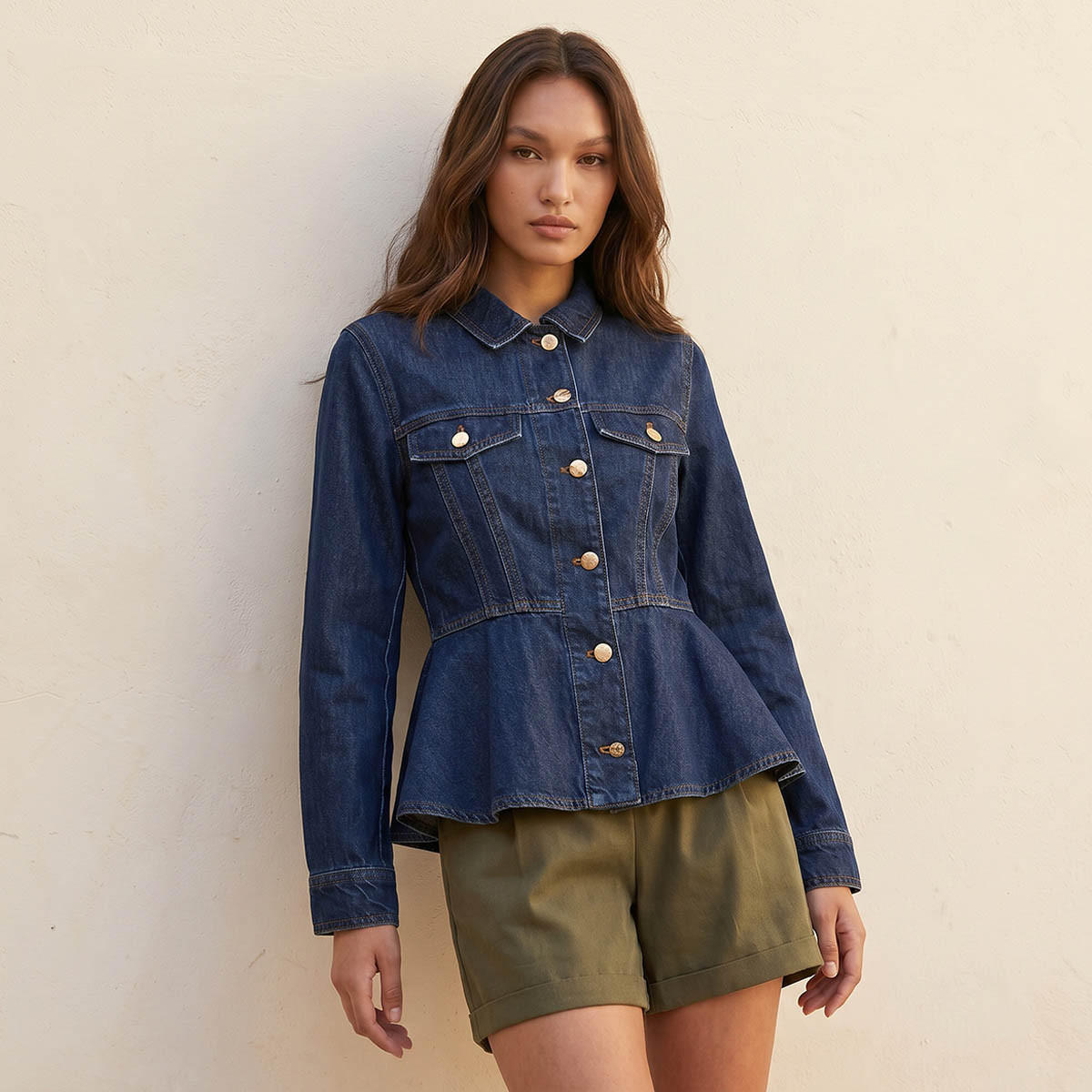 بلوزة قطنية بتصميم بيبلم وجيوب بطية من لي كوبر-women-clothing-shirtsandblouses-blouses-image-5
