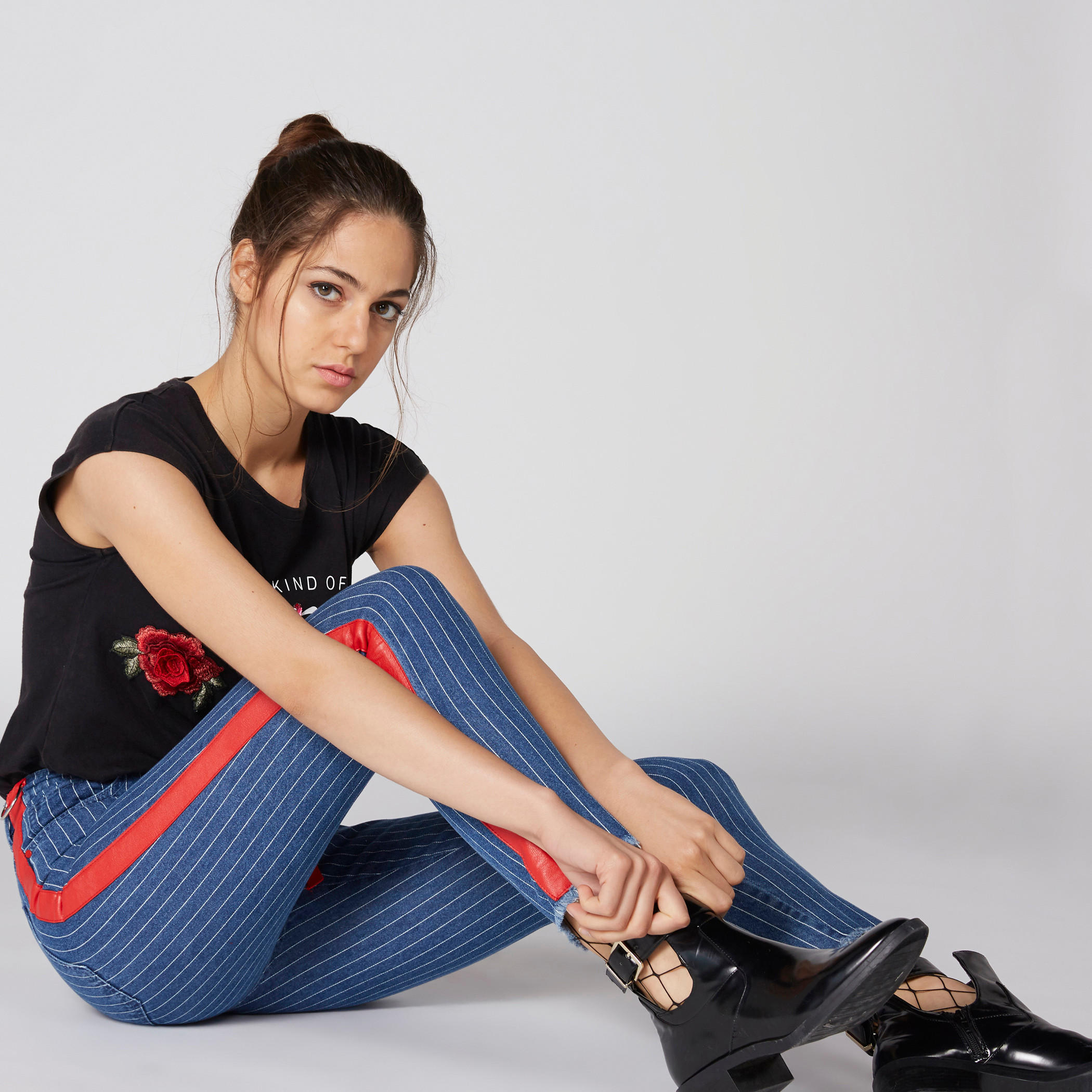 بنطال جينز قصير ومقلّم بزر إغلاق وجيوب من لي كوبر-women-clothing-bottoms-jeans-image-1