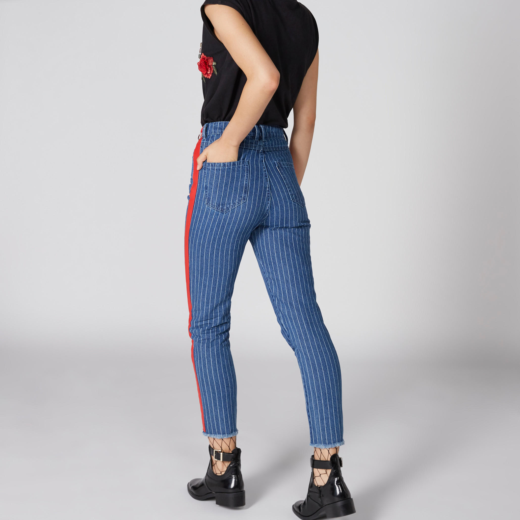 بنطال جينز قصير ومقلّم بزر إغلاق وجيوب من لي كوبر-women-clothing-bottoms-jeans-image-2