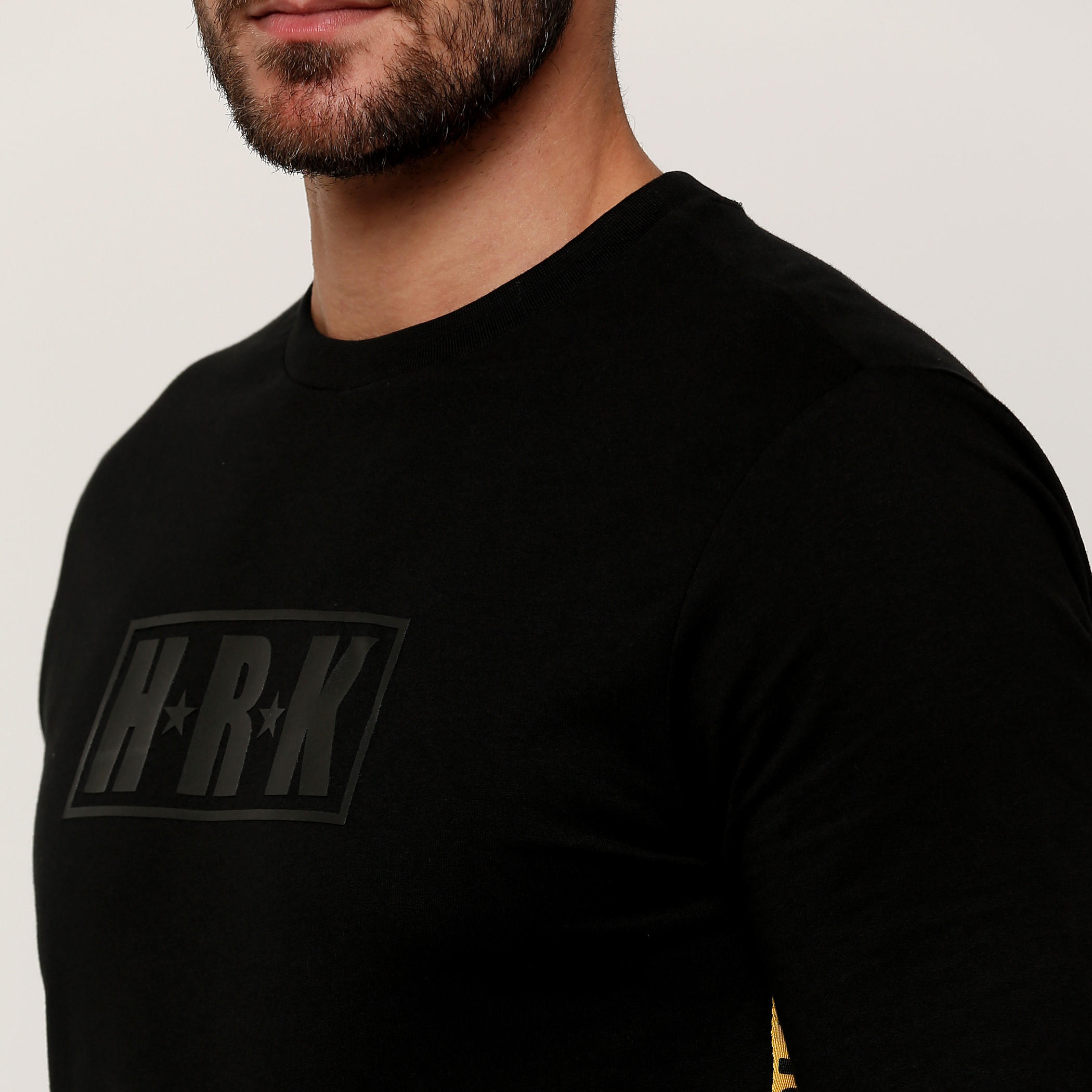 تيشيرت بياقة مستديرة وأكمام طويلة مع طبعات-men-clothing-sweatersandpullovers-image-4