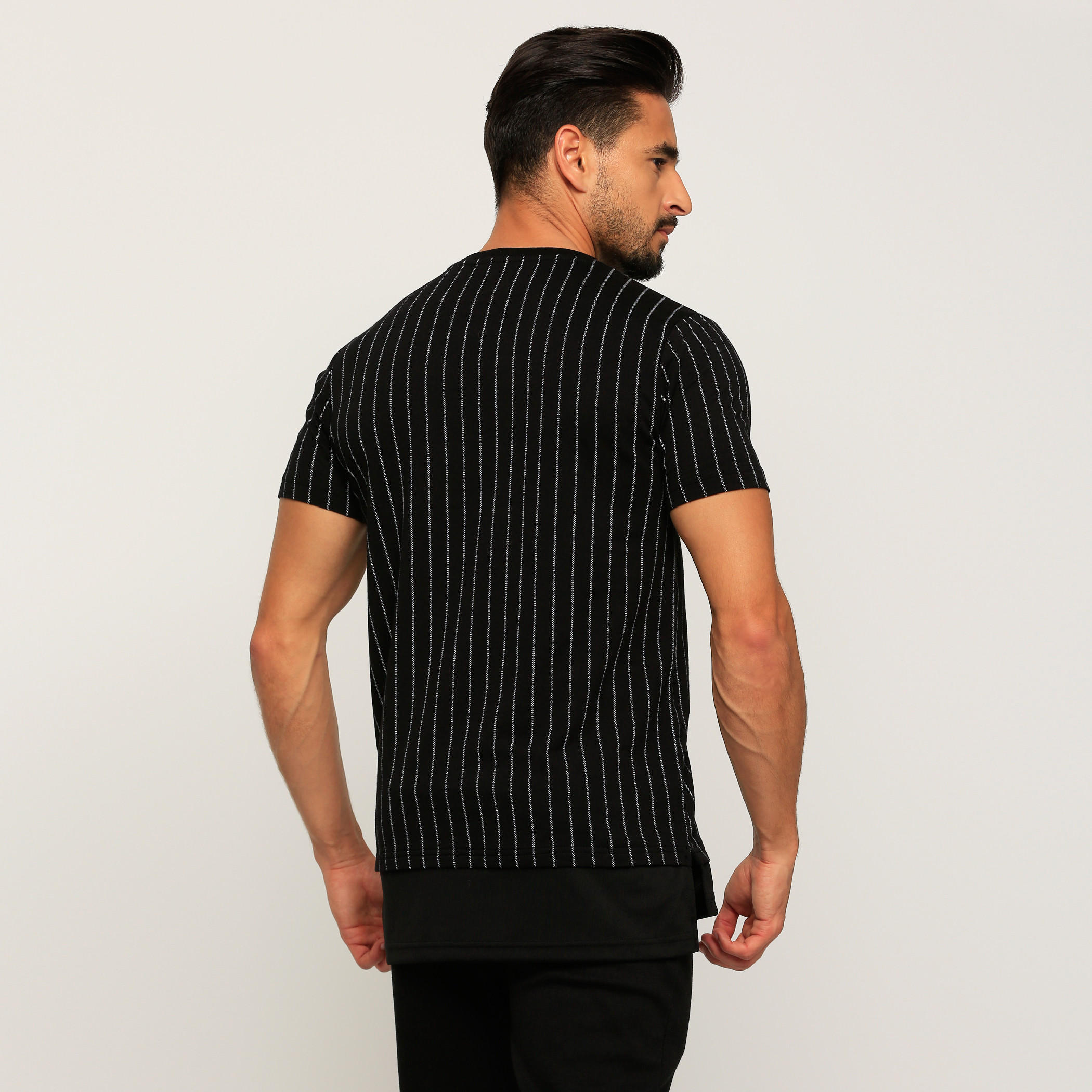 تيشيرت مقلّم بياقة ضيقة وأكمام قصيرة-men-clothing-tshirtsandpolos-tshirts-image-2