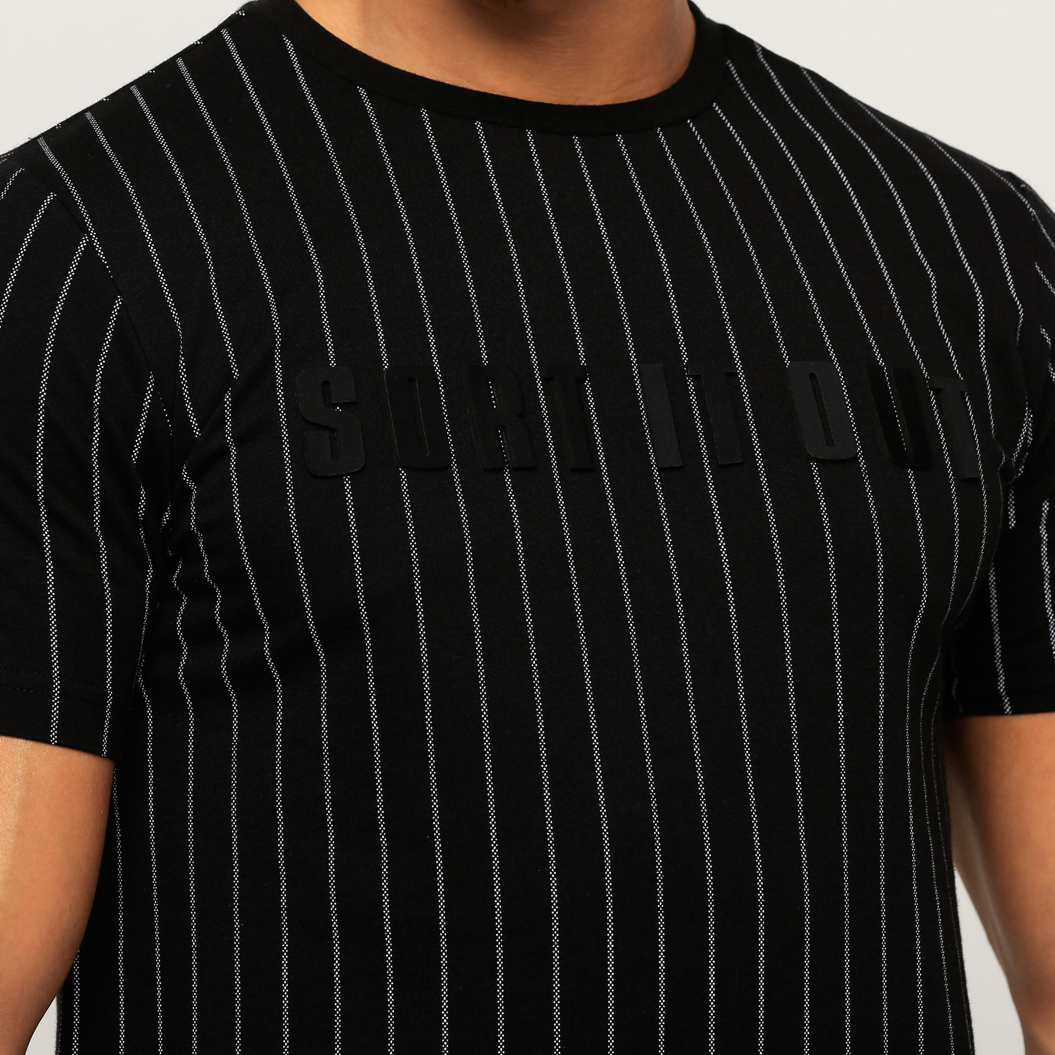 تيشيرت مقلّم بياقة ضيقة وأكمام قصيرة-men-clothing-tshirtsandpolos-tshirts-image-4