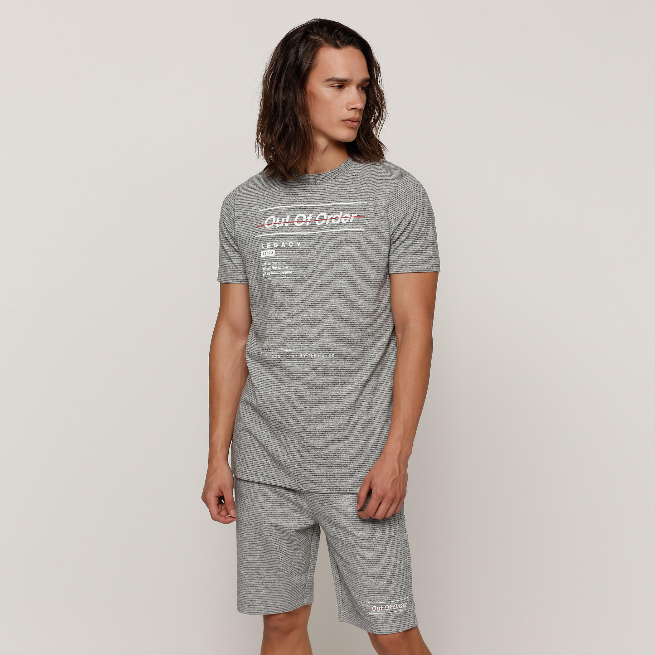 تيشيرت بأكمام قصيرة وياقة ضيقة وطبعات-men-clothing-tshirtsandpolos-tshirts-image-5