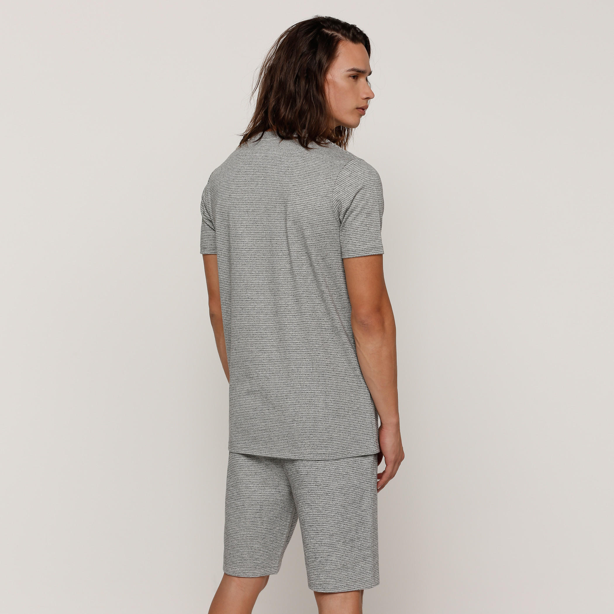 تيشيرت بأكمام قصيرة وياقة ضيقة وطبعات-men-clothing-tshirtsandpolos-tshirts-image-4