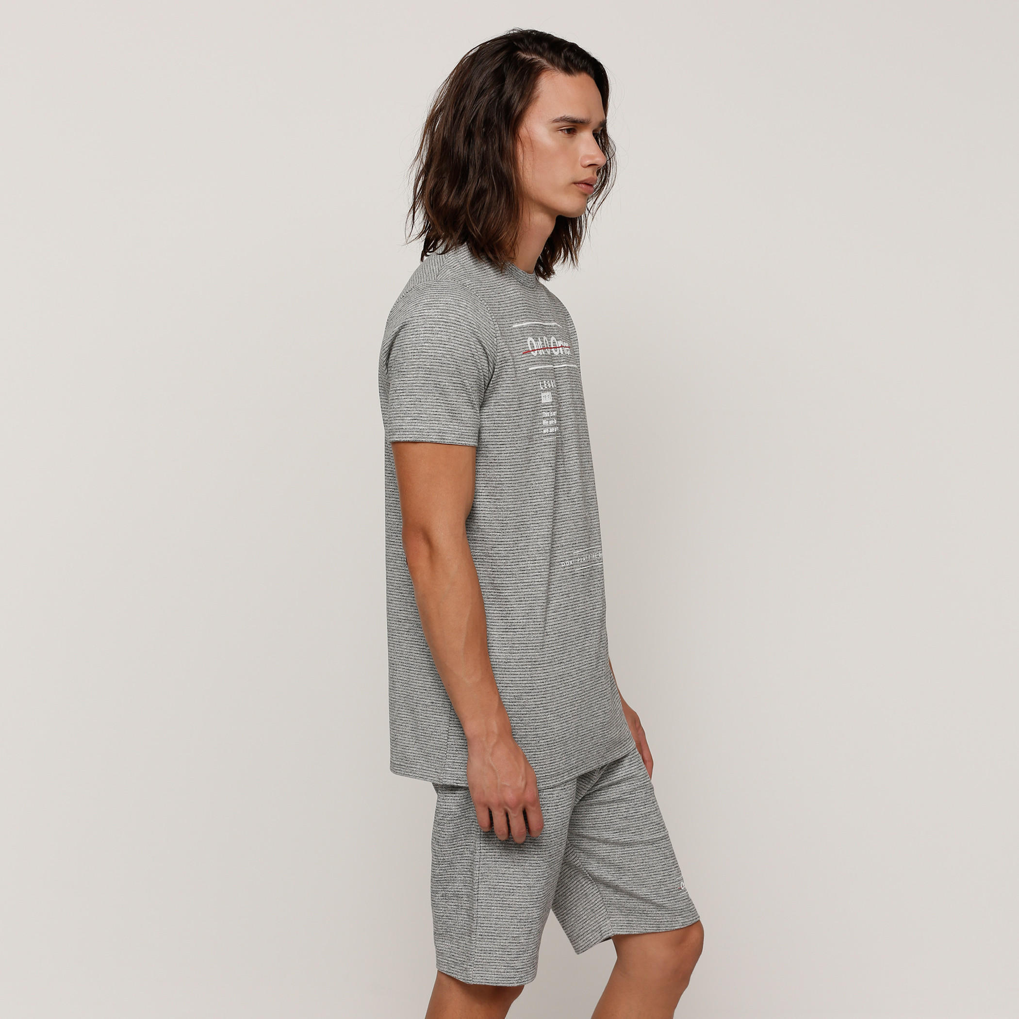 تيشيرت بأكمام قصيرة وياقة ضيقة وطبعات-men-clothing-tshirtsandpolos-tshirts-image-3