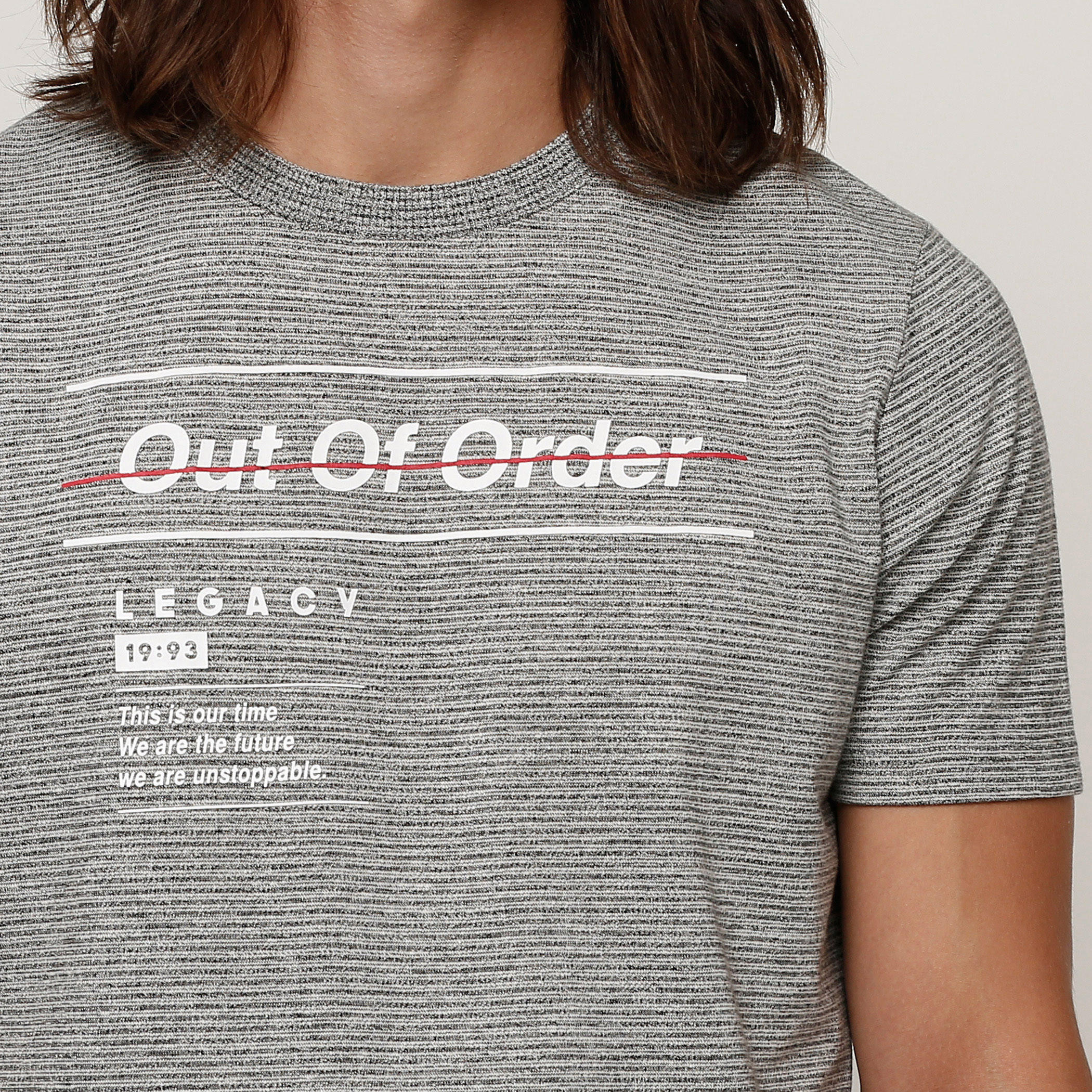 تيشيرت بأكمام قصيرة وياقة ضيقة وطبعات-men-clothing-tshirtsandpolos-tshirts-image-2