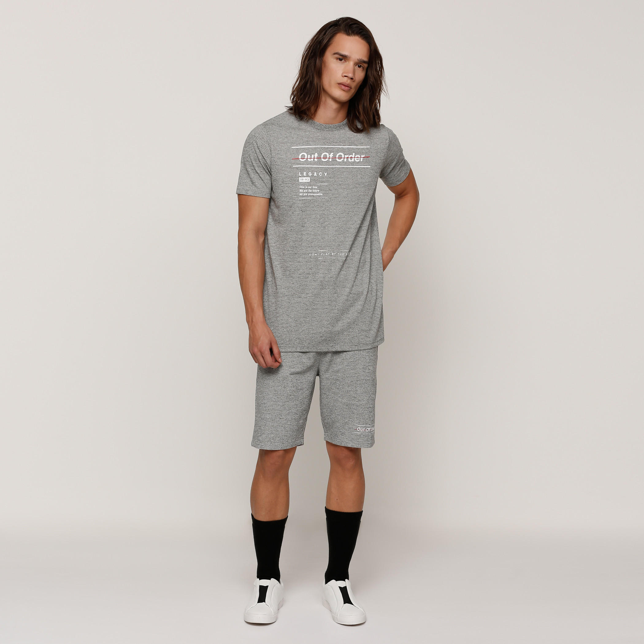تيشيرت بأكمام قصيرة وياقة ضيقة وطبعات-men-clothing-tshirtsandpolos-tshirts-image-1