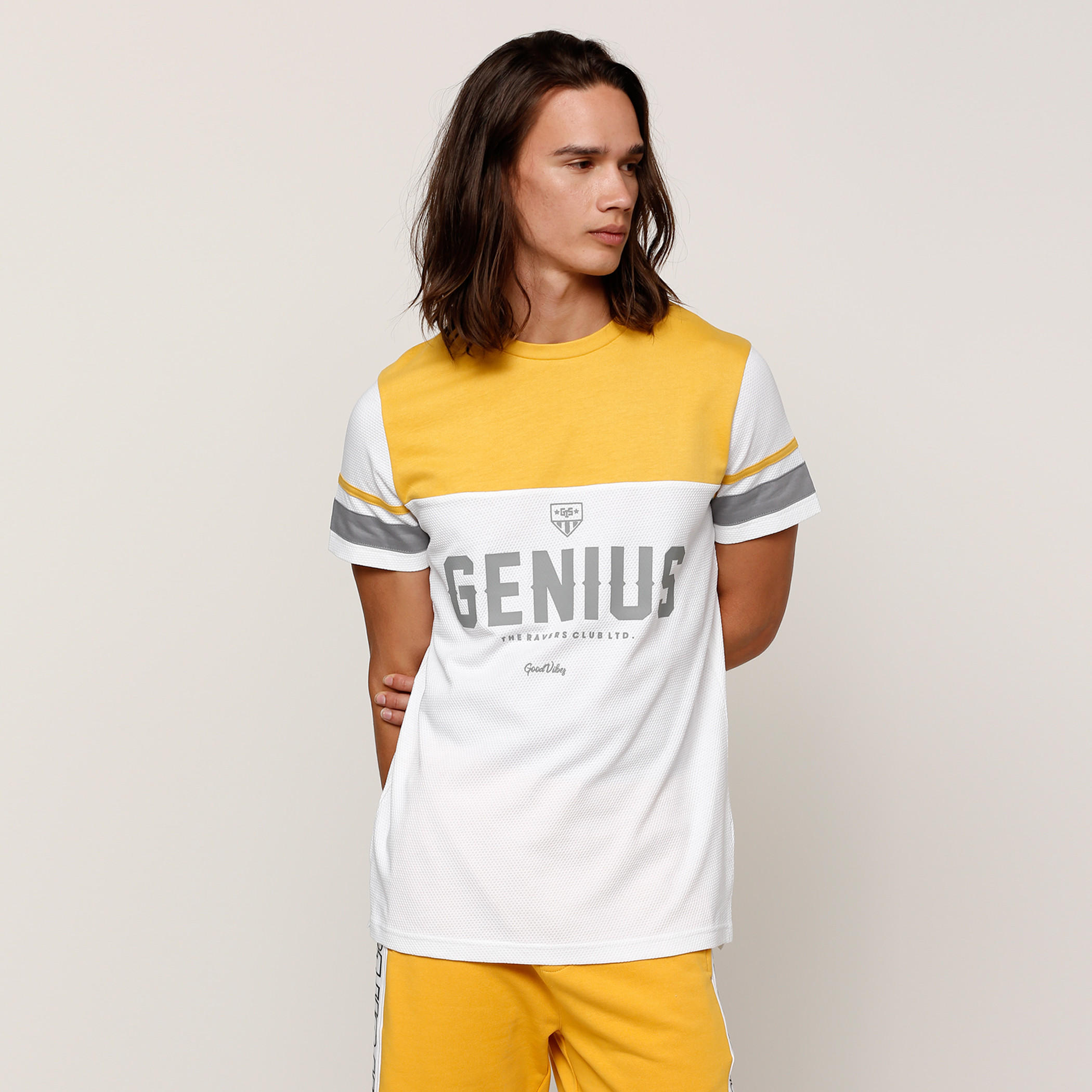تيشيرت بأكمام قصيرة وياقة ضيقة وطبعات-men-clothing-tshirtsandpolos-tshirts-image-1