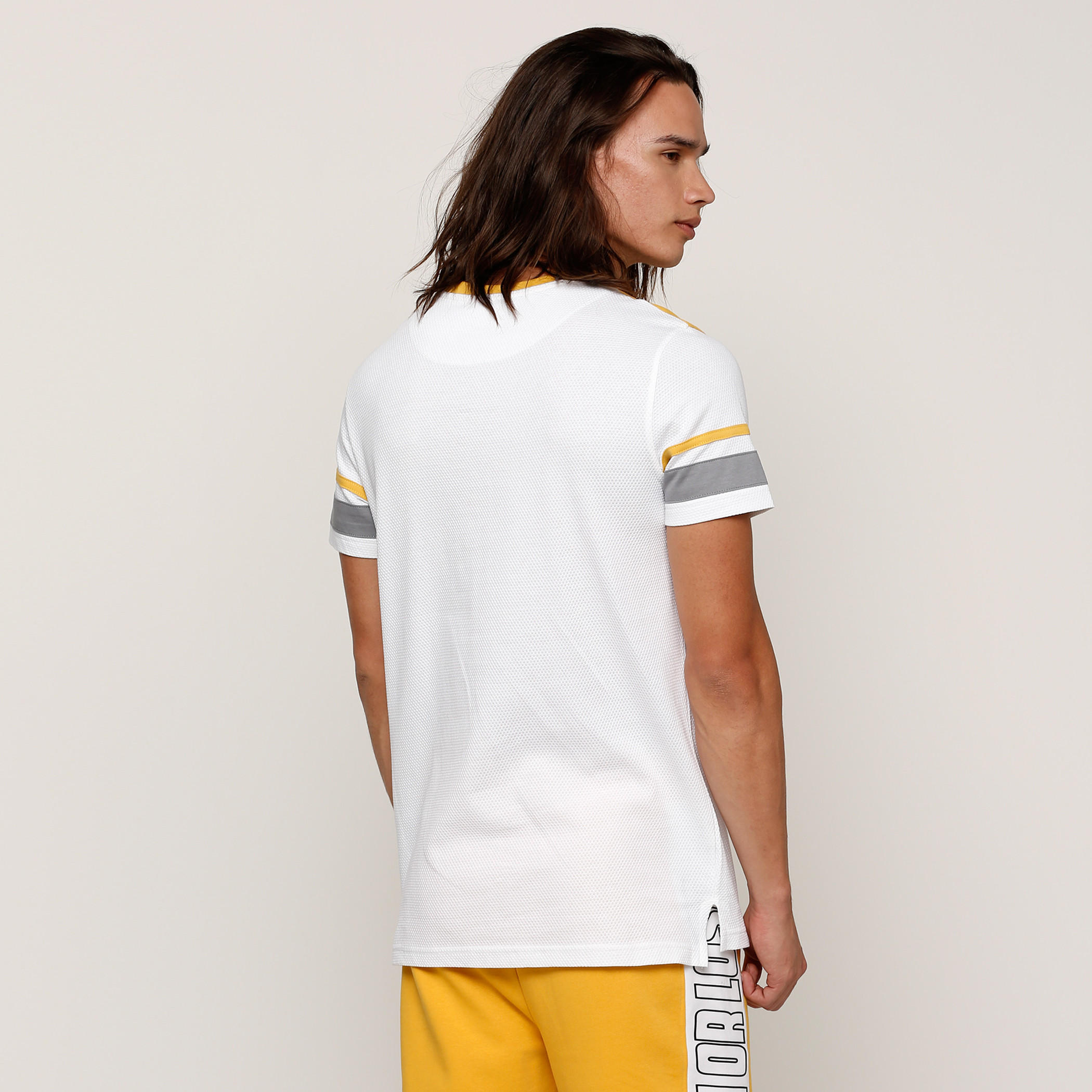 تيشيرت بأكمام قصيرة وياقة ضيقة وطبعات-men-clothing-tshirtsandpolos-tshirts-image-2