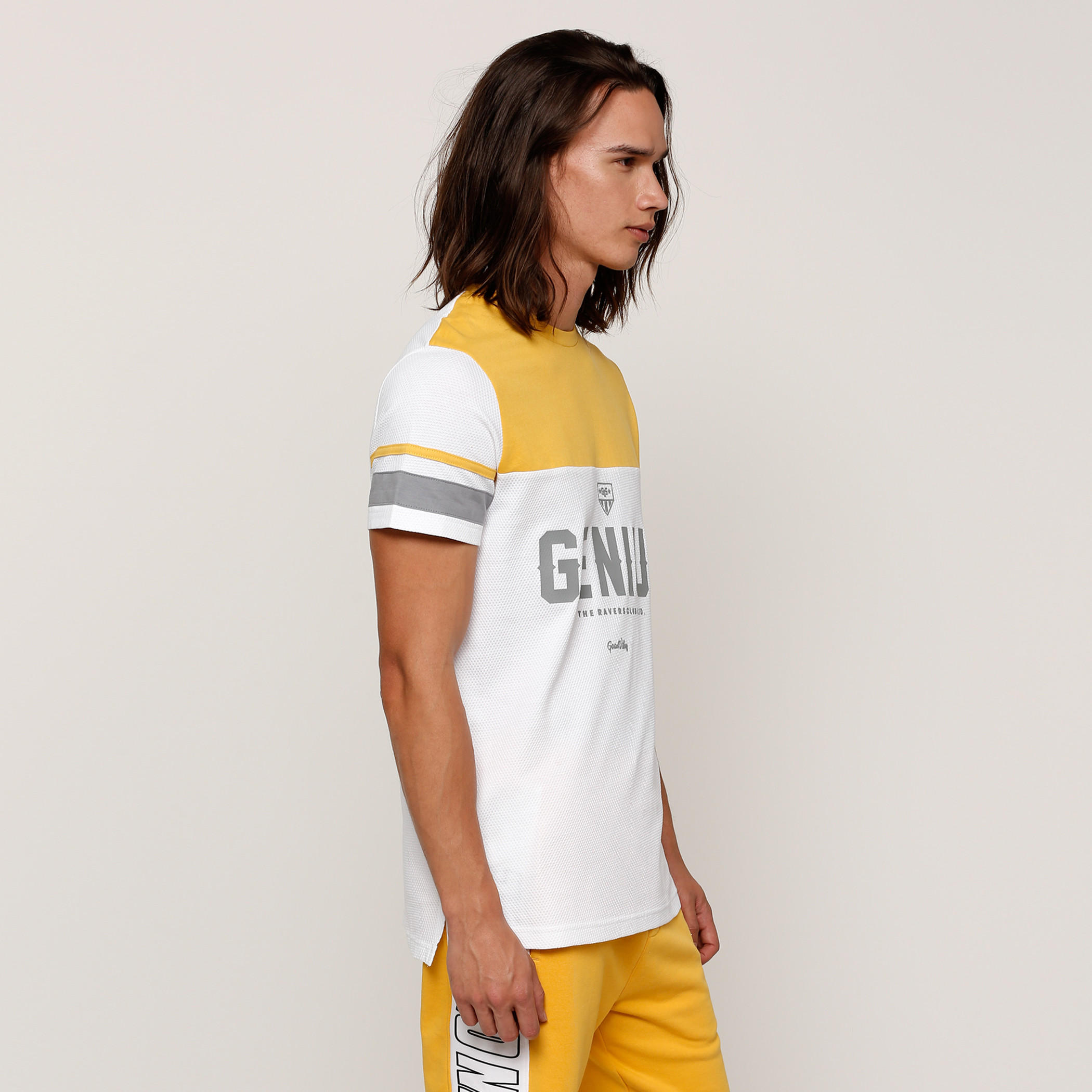 تيشيرت بأكمام قصيرة وياقة ضيقة وطبعات-men-clothing-tshirtsandpolos-tshirts-image-3