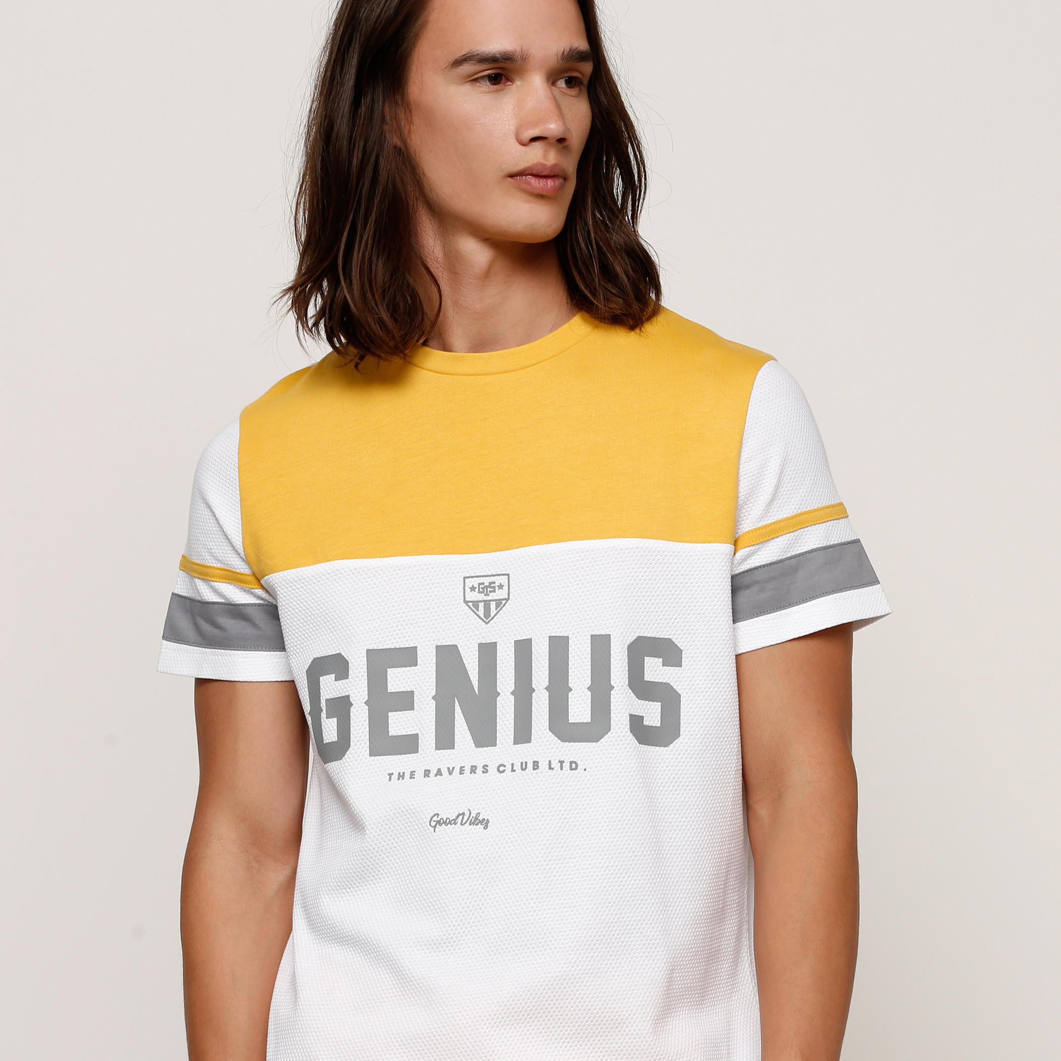 تيشيرت بأكمام قصيرة وياقة ضيقة وطبعات-men-clothing-tshirtsandpolos-tshirts-image-4