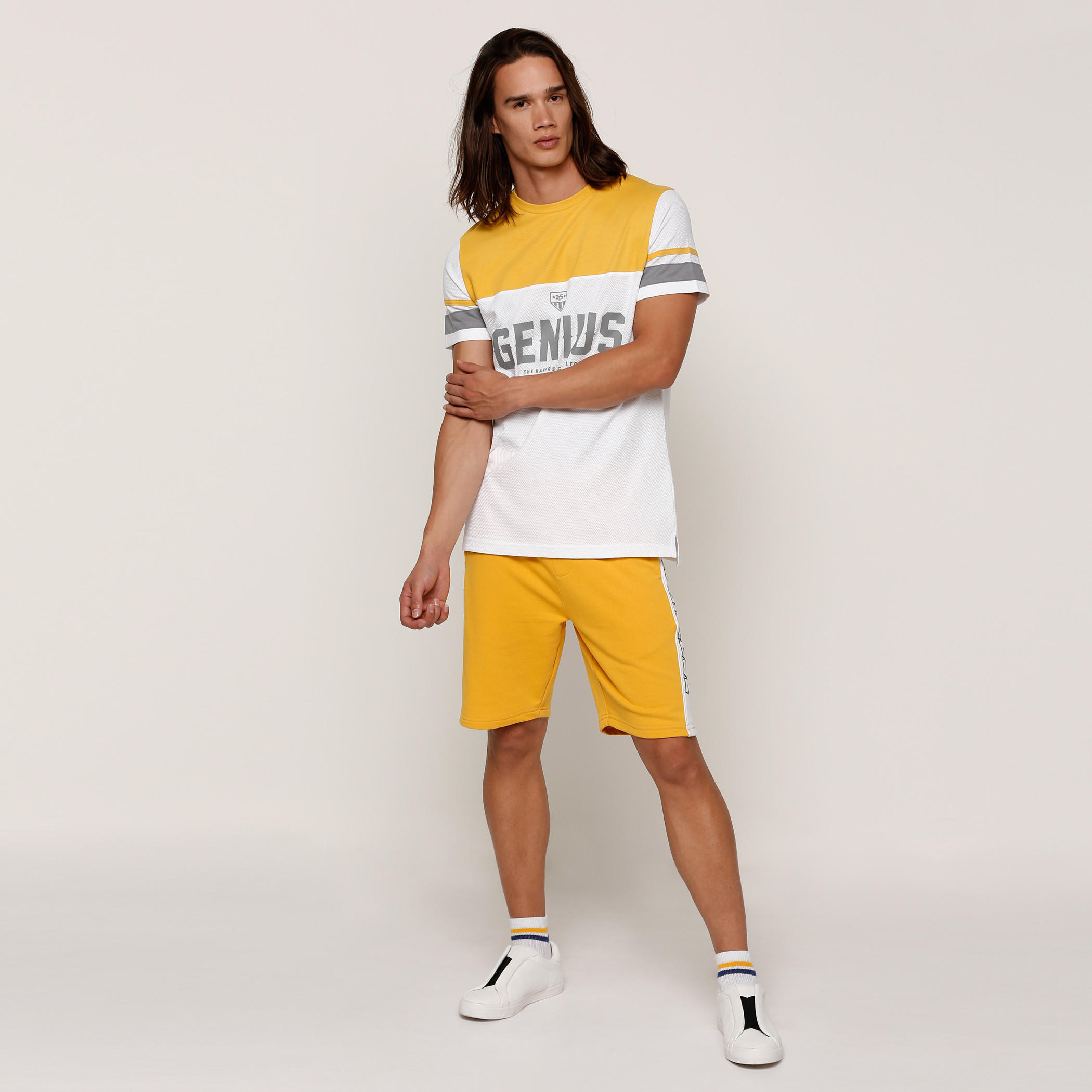 تيشيرت بأكمام قصيرة وياقة ضيقة وطبعات-men-clothing-tshirtsandpolos-tshirts-image-5
