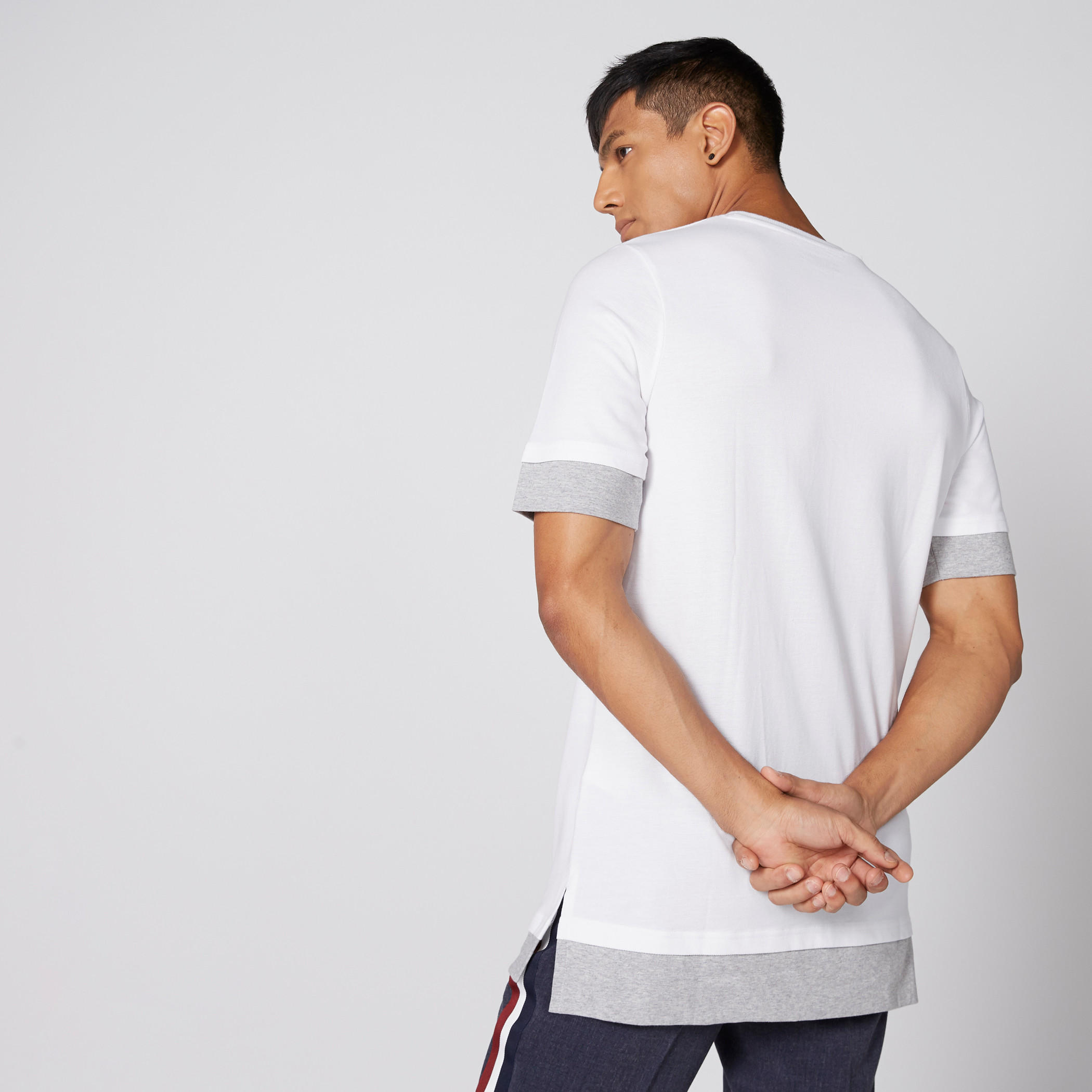 تيشيرت طويل بياقة مستديرة وأكمام قصيرة وطبعات-men-clothing-tshirtsandpolos-tshirts-image-2