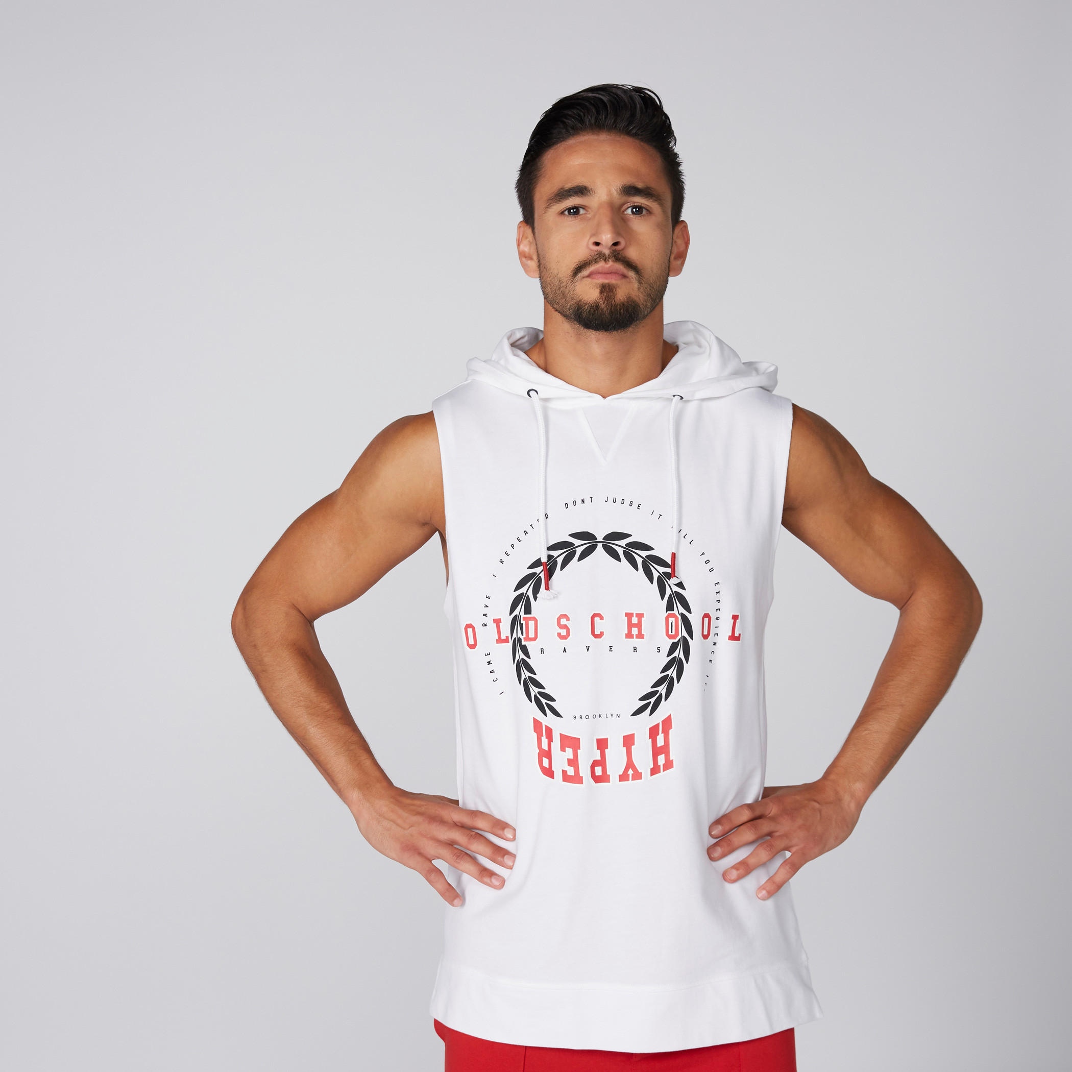 تيشيرت دون أكمام بحوّاف غير مستوية وقبعة وطبعات-men-clothing-tshirtsandpolos-tshirts-image-1