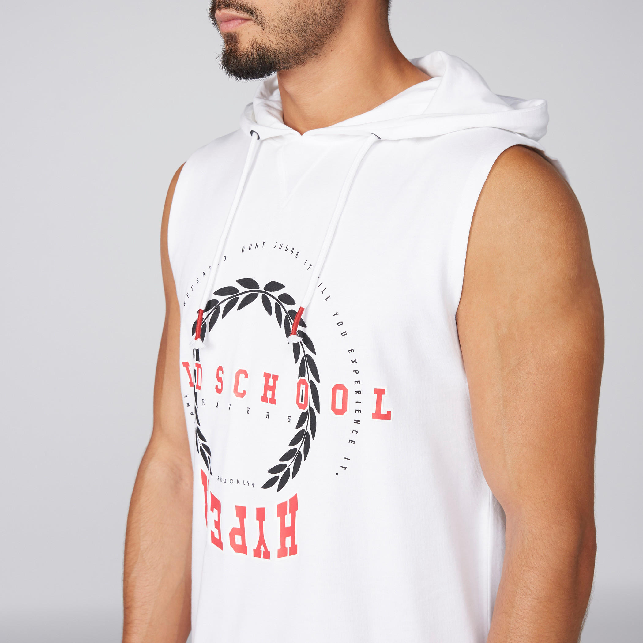 تيشيرت دون أكمام بحوّاف غير مستوية وقبعة وطبعات-men-clothing-tshirtsandpolos-tshirts-image-2