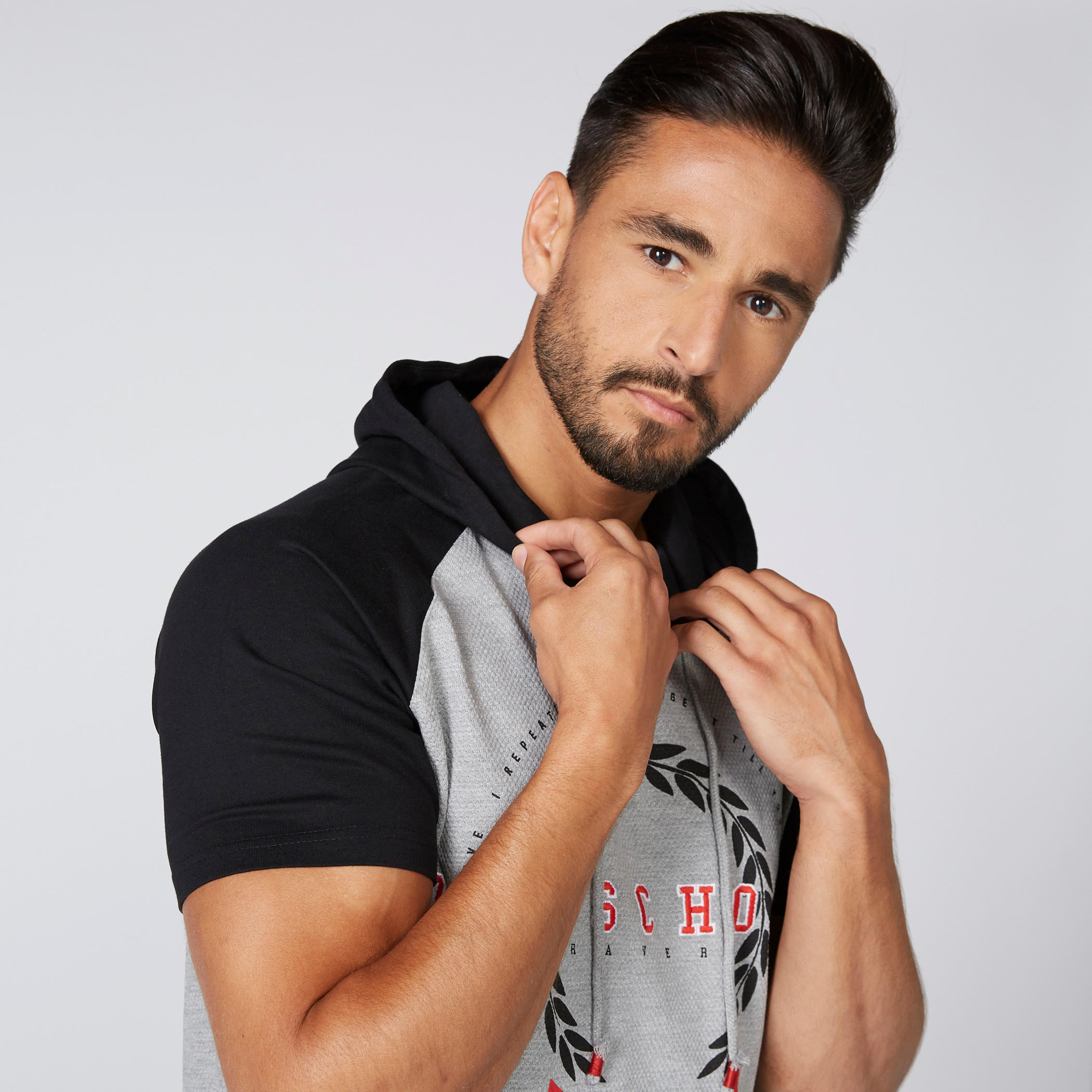 تيشيرت بأكمام قصيرة وطبعات مع قبعة-men-clothing-tshirtsandpolos-tshirts-image-1