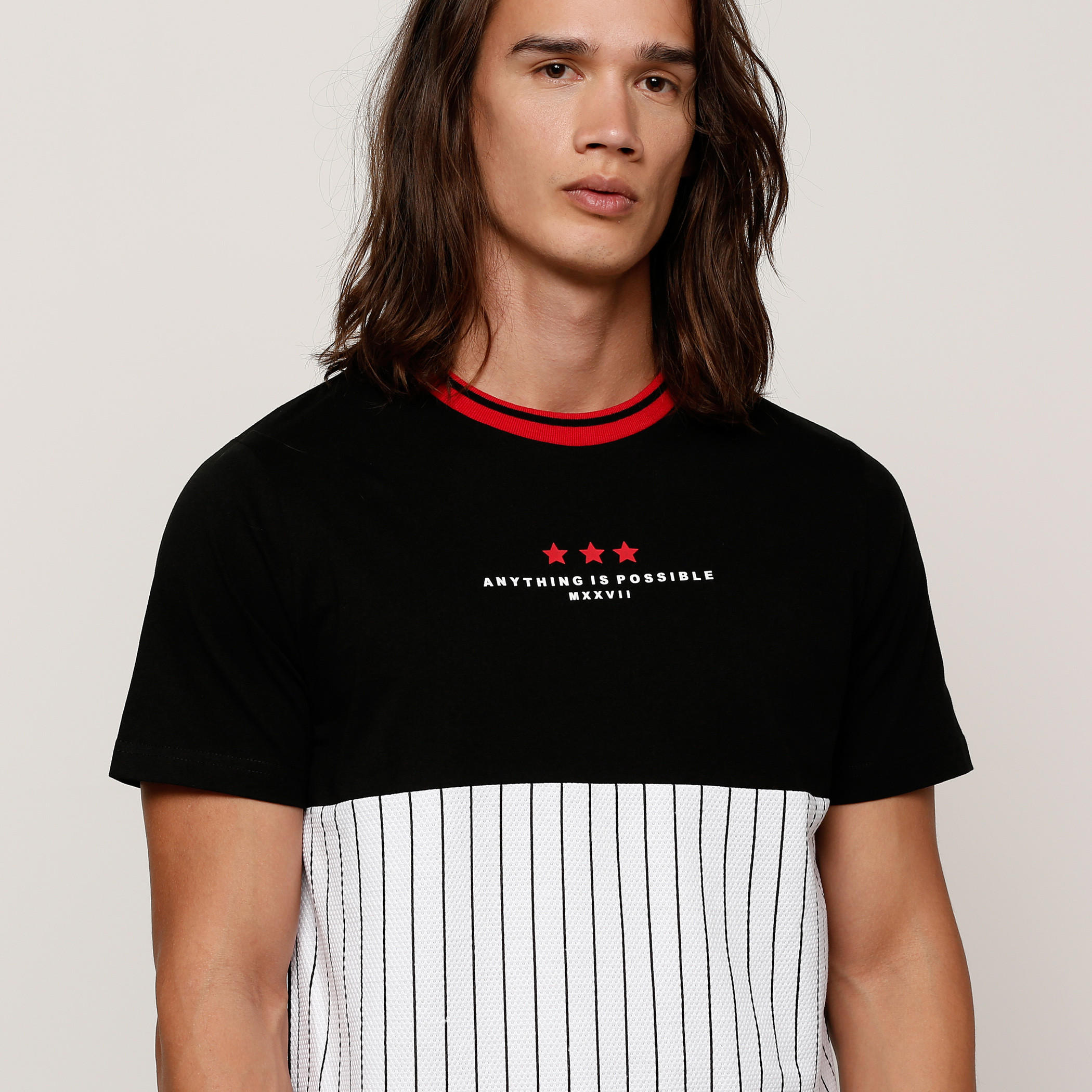 تيشيرت بأكمام قصيرة وياقة ضيقة وطبعات-men-clothing-tshirtsandpolos-tshirts-image-2
