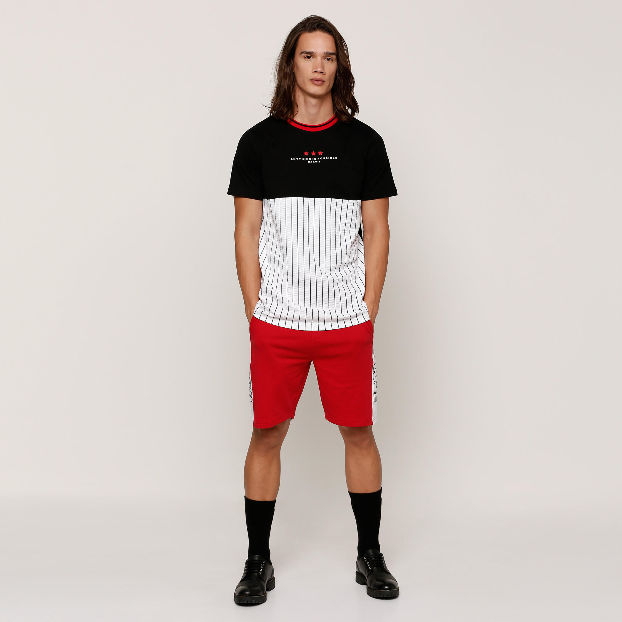 تيشيرت بأكمام قصيرة وياقة ضيقة وطبعات-men-clothing-tshirtsandpolos-tshirts-image-1