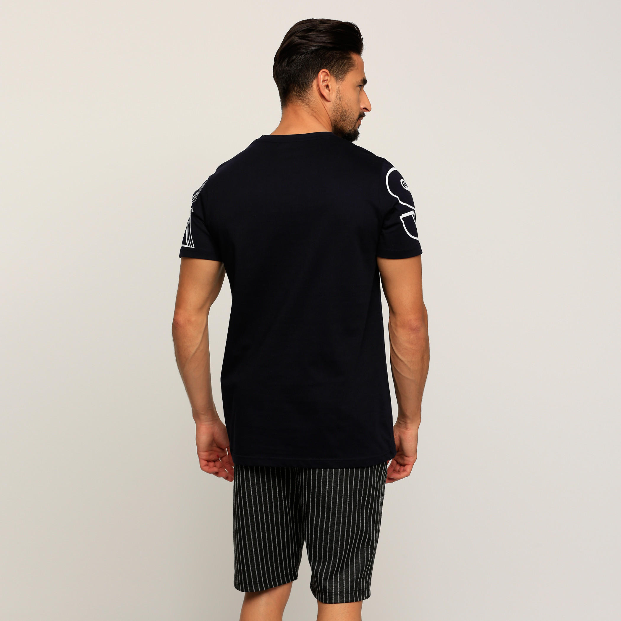 تيشيرت بأكمام قصيرة وياقة ضيّقة وطبعات-men-clothing-tshirtsandpolos-tshirts-image-2