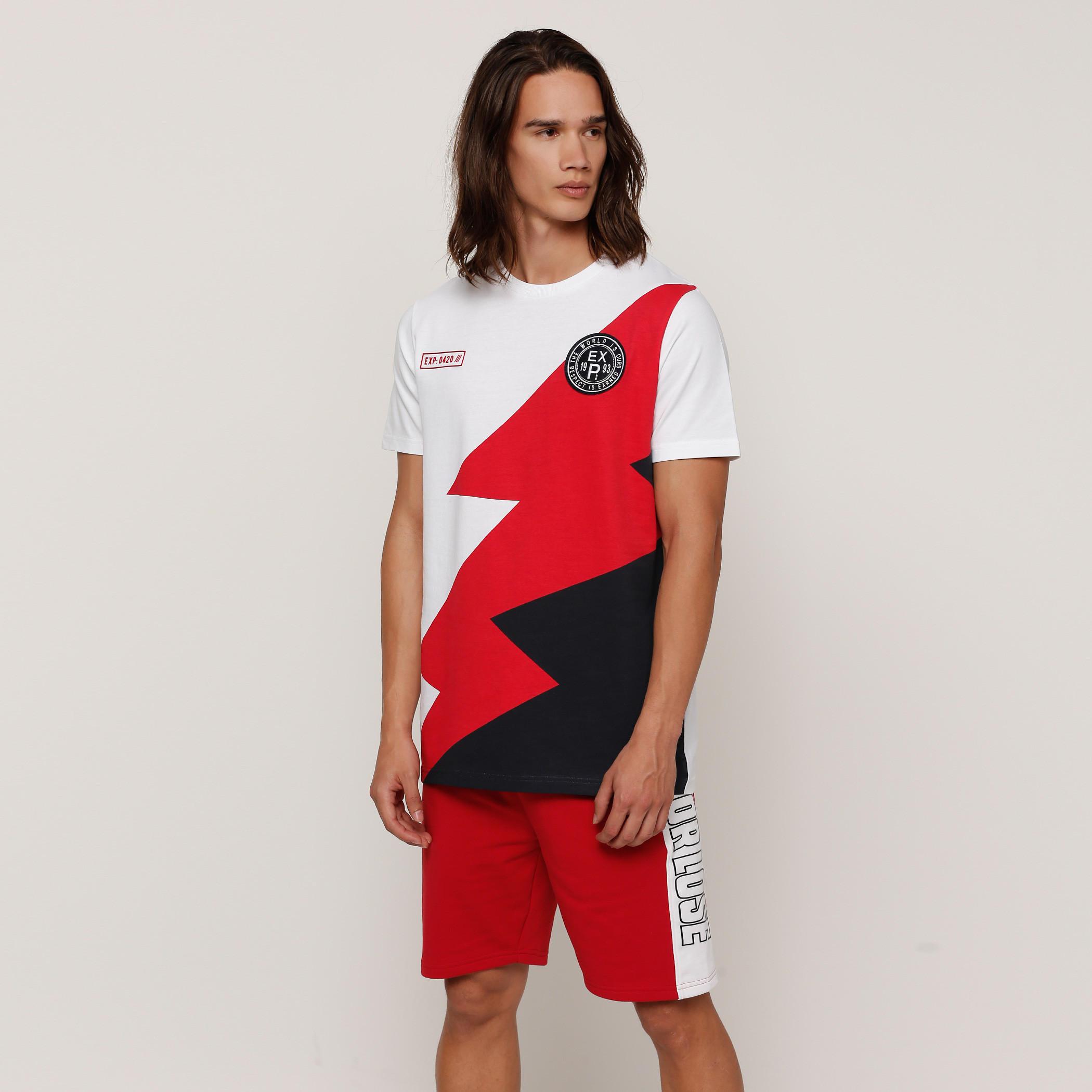 تيشيرت بأكمام قصيرة وياقة ضيقة وزخرفة-men-clothing-tshirtsandpolos-tshirts-image-1