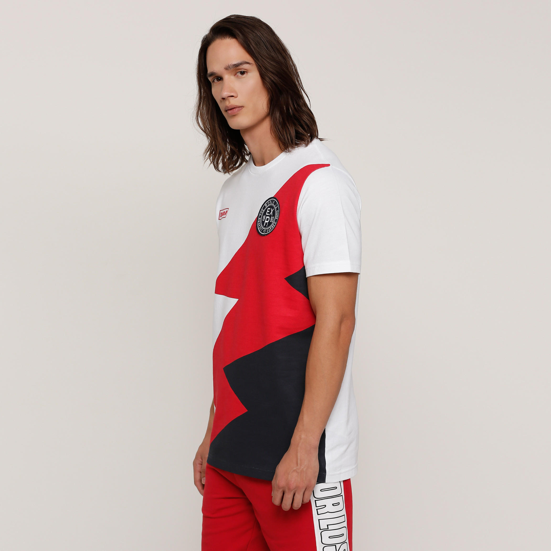 تيشيرت بأكمام قصيرة وياقة ضيقة وزخرفة-men-clothing-tshirtsandpolos-tshirts-image-3